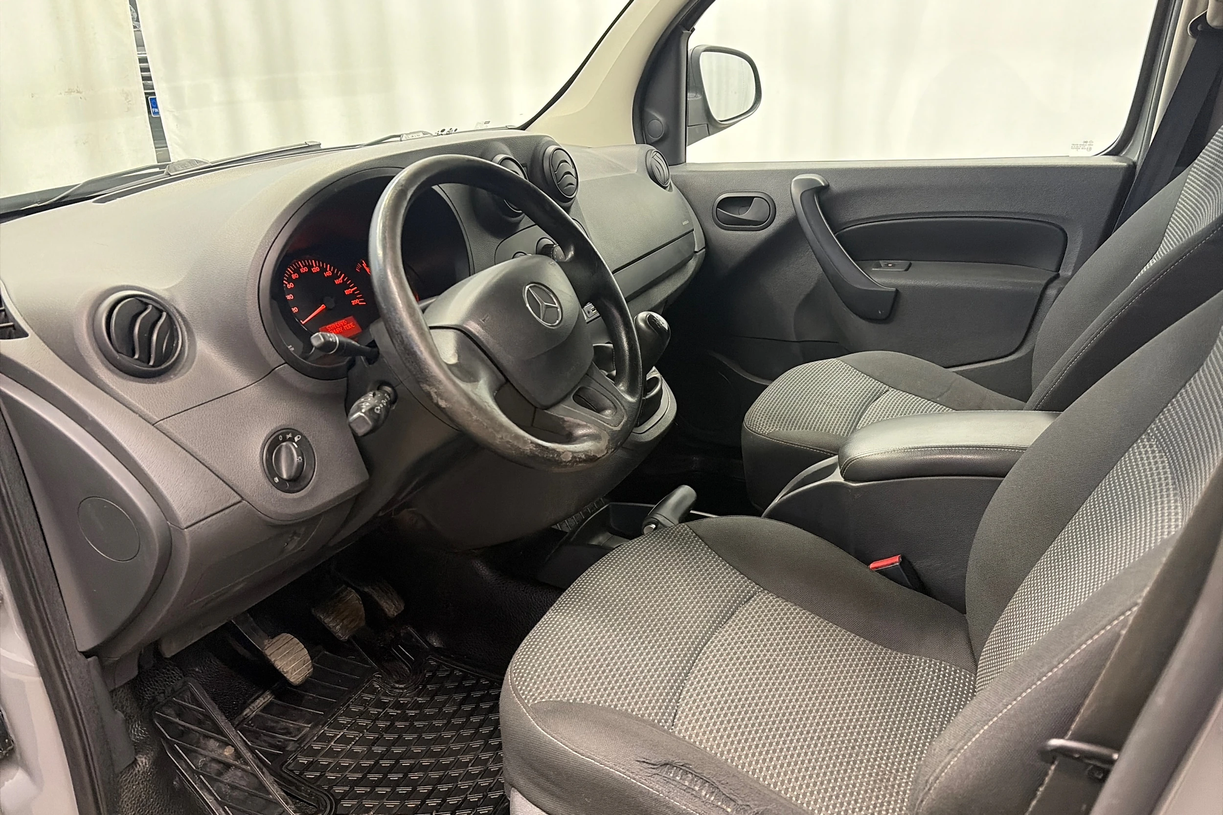 Harmaa Mercedes-Benz CITAN 2014 kuva 10.