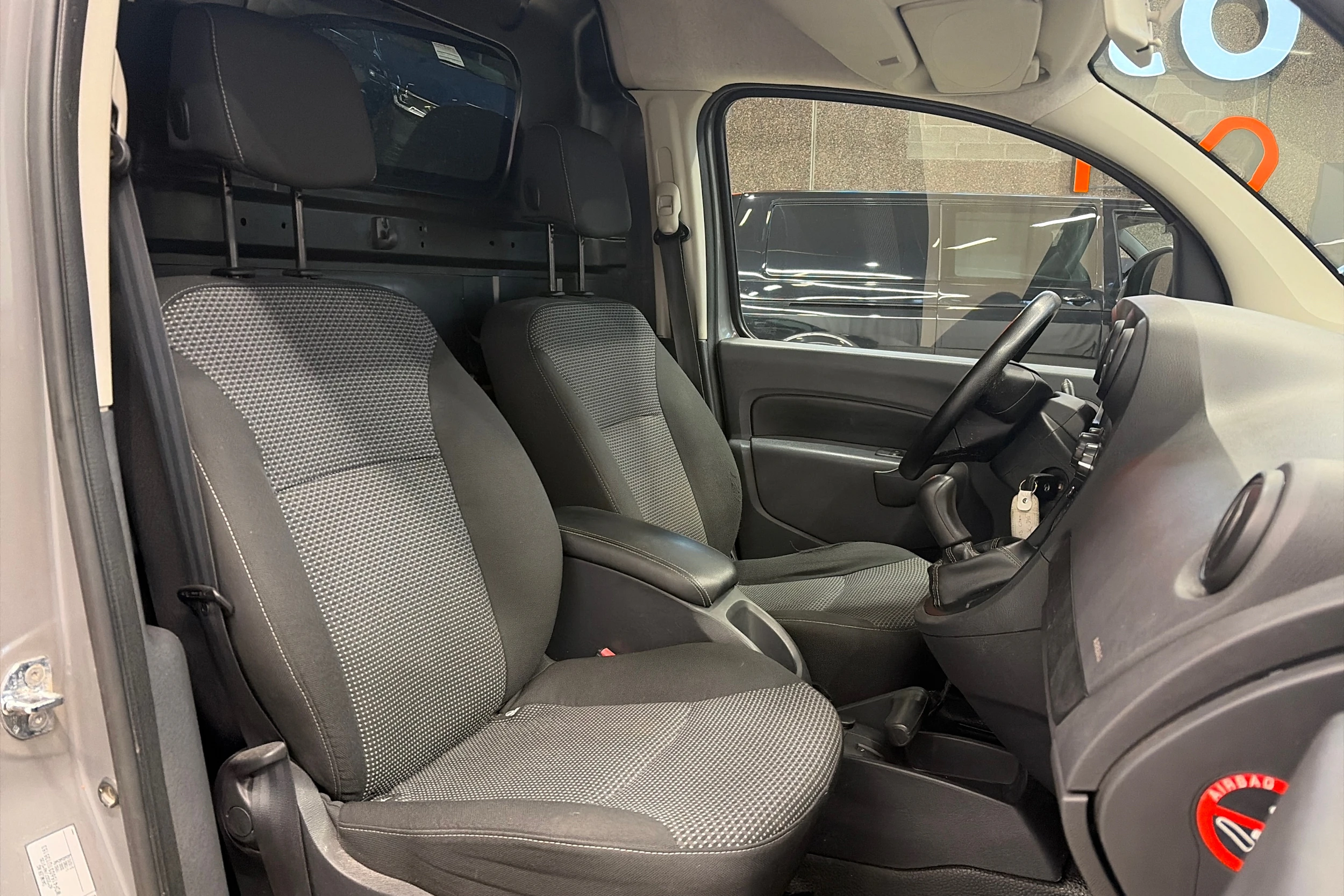 Harmaa Mercedes-Benz CITAN 2014 kuva 11.