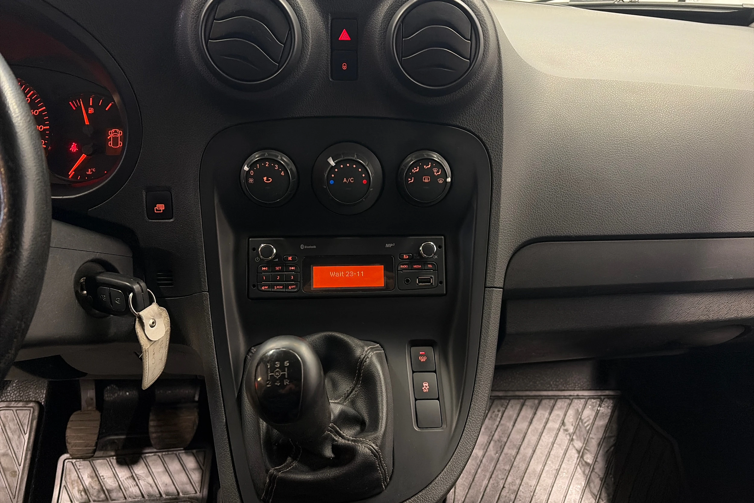 Harmaa Mercedes-Benz CITAN 2014 kuva 13.