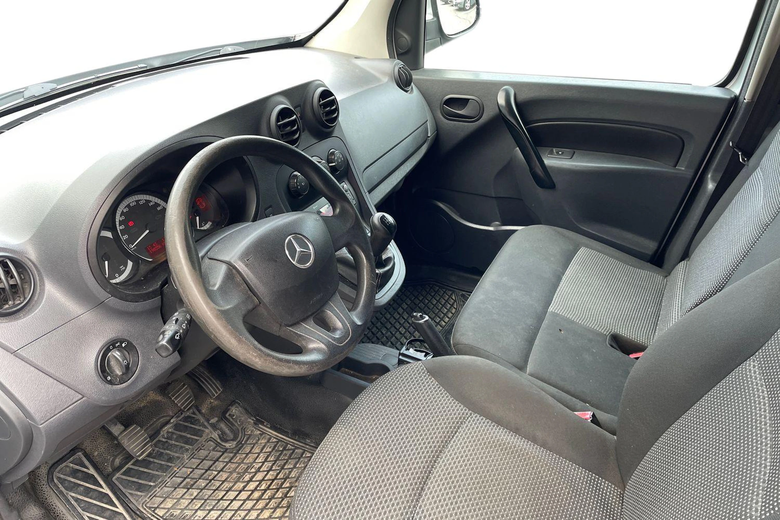 Harmaa Mercedes-Benz CITAN 2016 kuva 3.