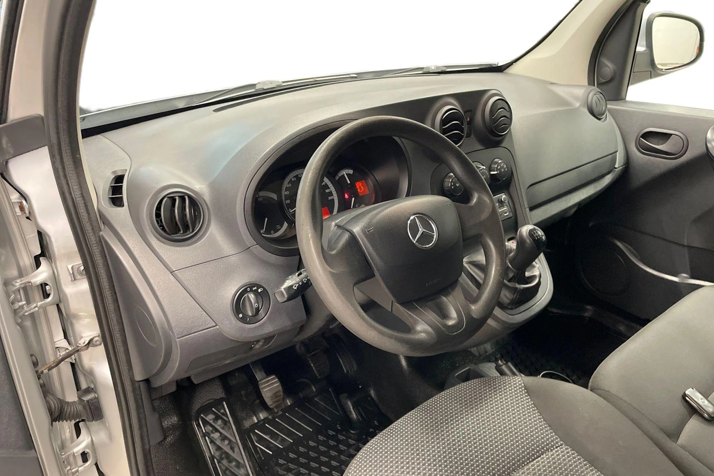 Harmaa Mercedes-Benz CITAN 2016 kuva 8.