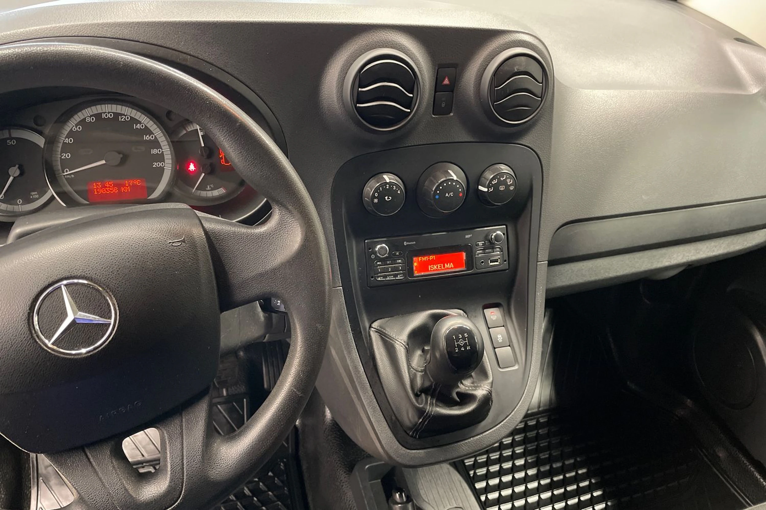 Harmaa Mercedes-Benz CITAN 2016 kuva 16.