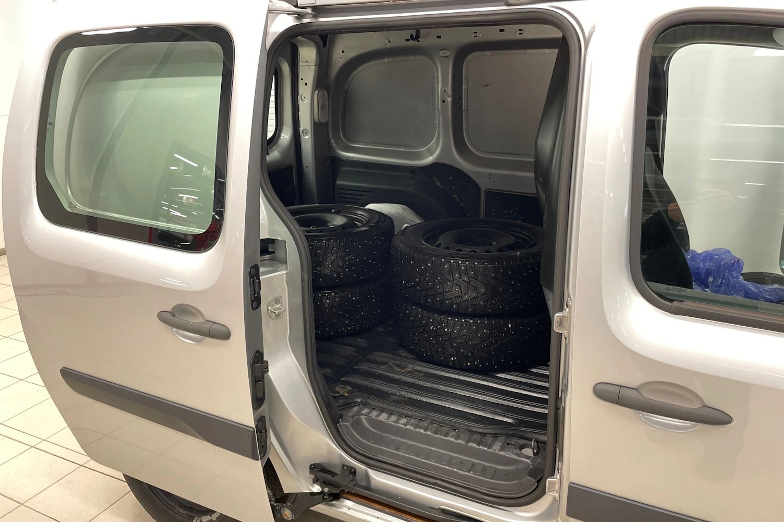 Harmaa Mercedes-Benz CITAN 2016 kuva 23.
