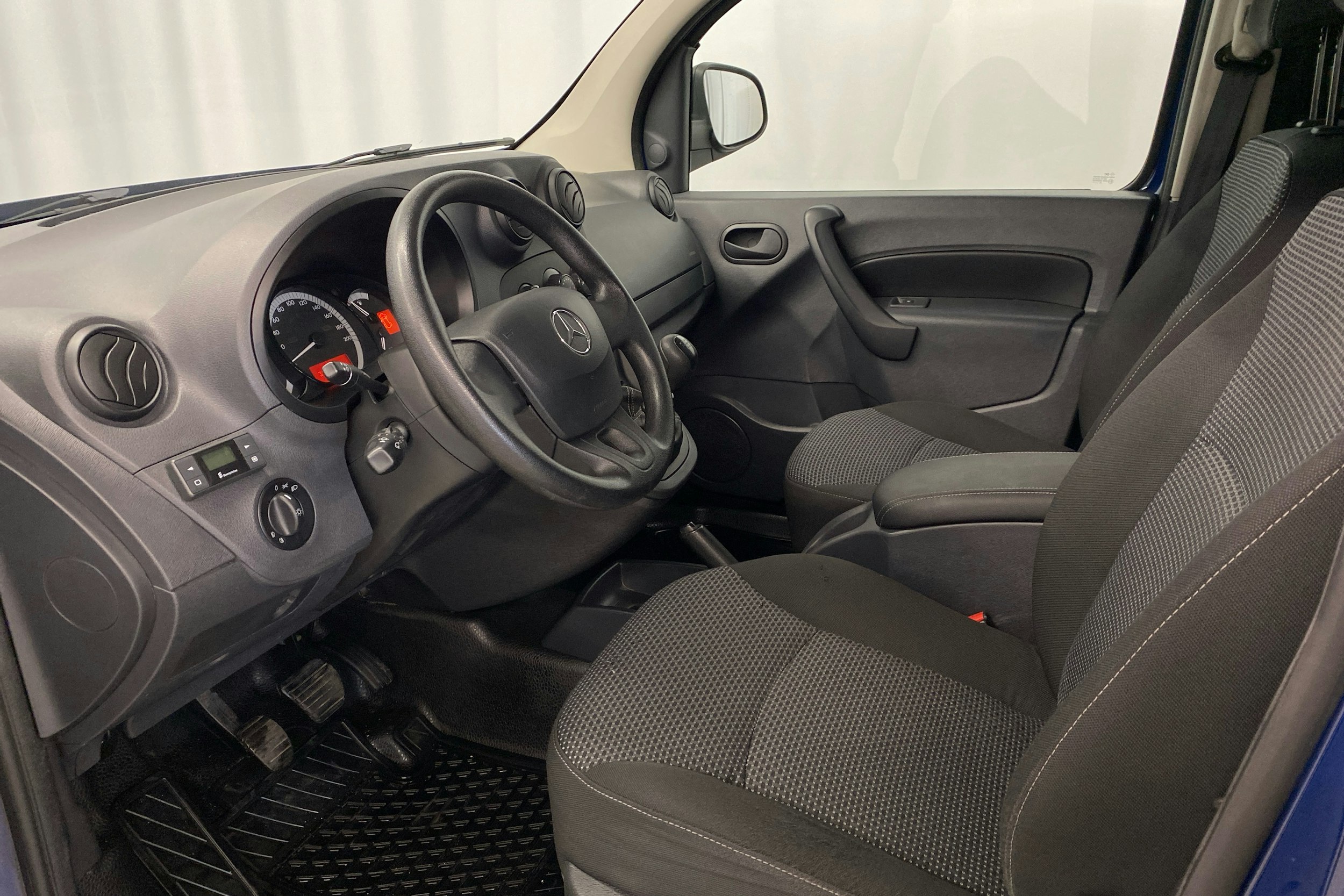 sininen Mercedes-Benz Citan 2018 kuva 6.