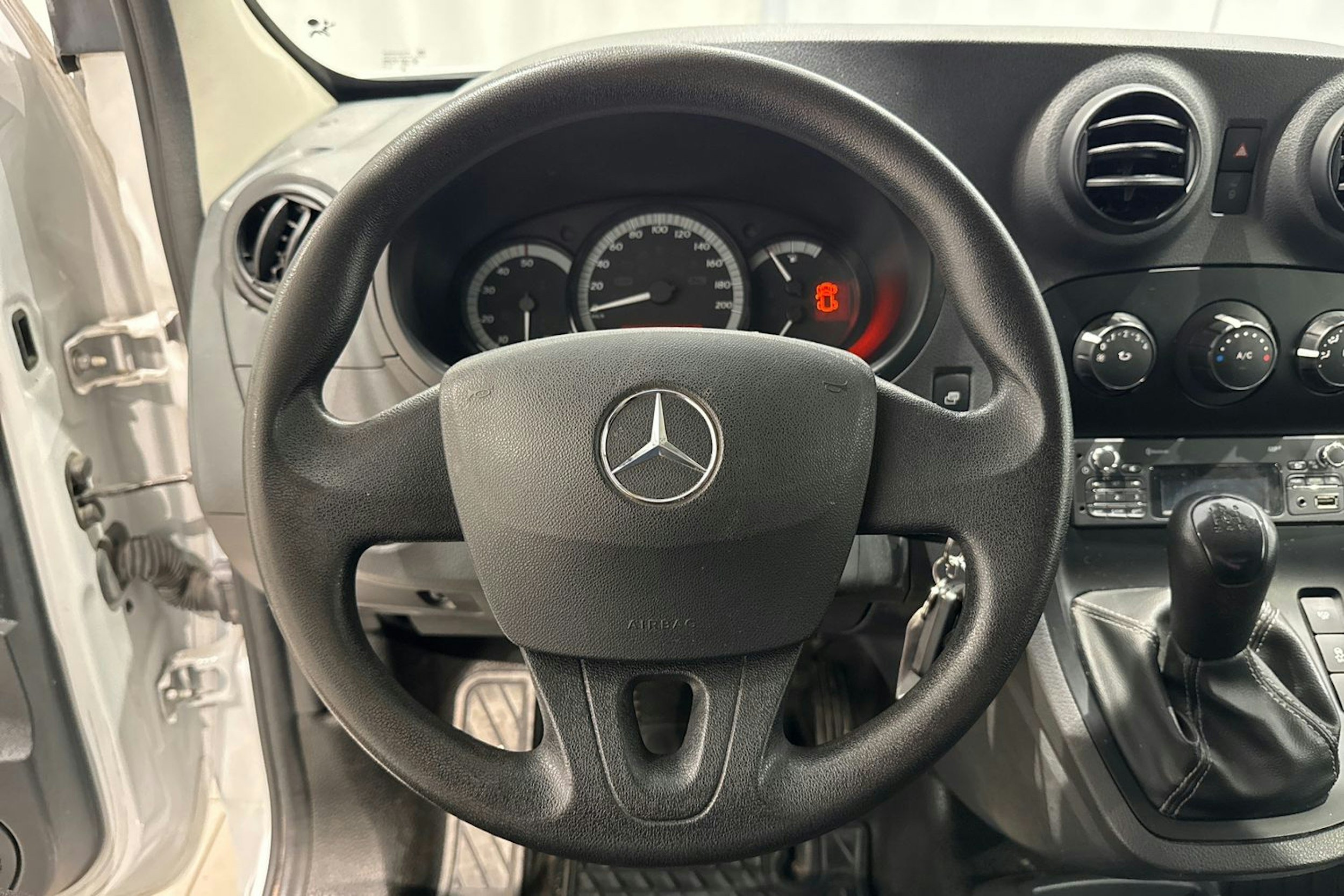 valkoinen Mercedes-Benz Citan 2019 kuva 14.