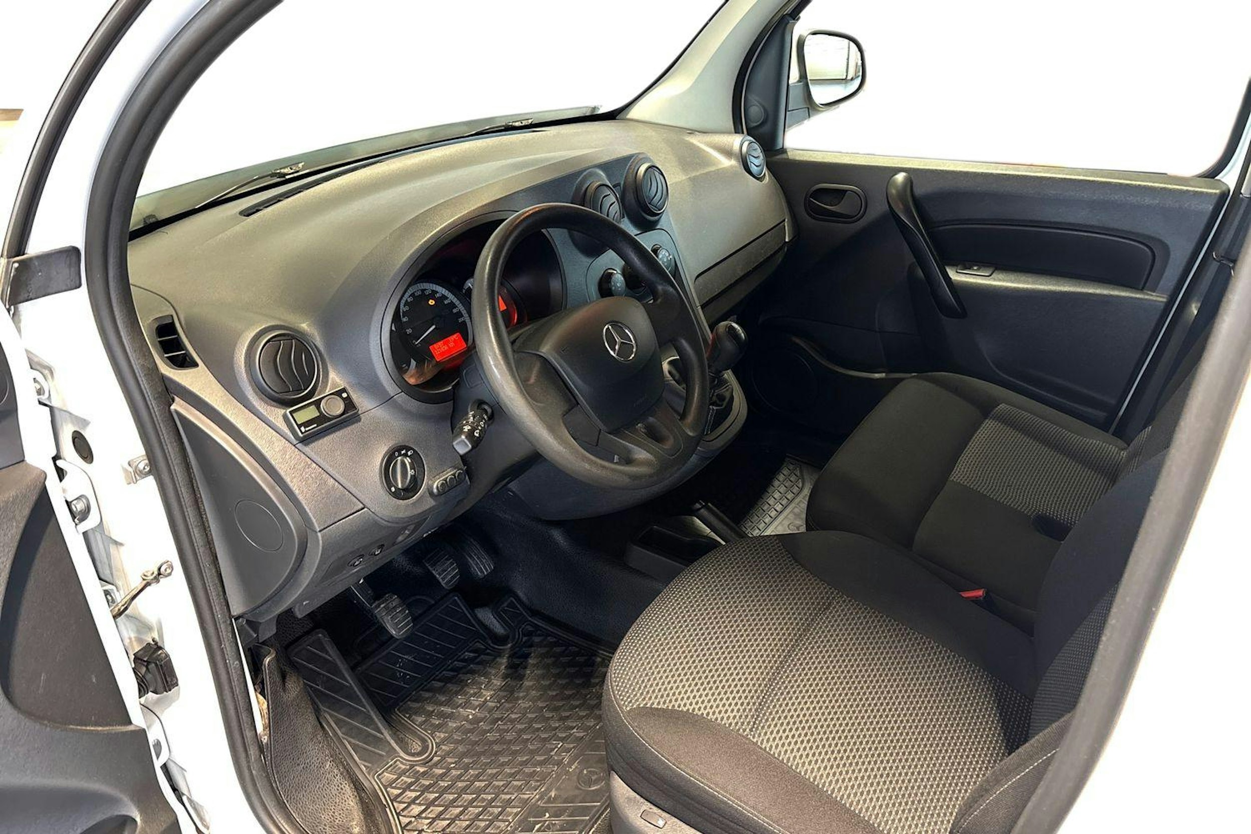 Valkoinen Mercedes-Benz CITAN 2020 kuva 8.