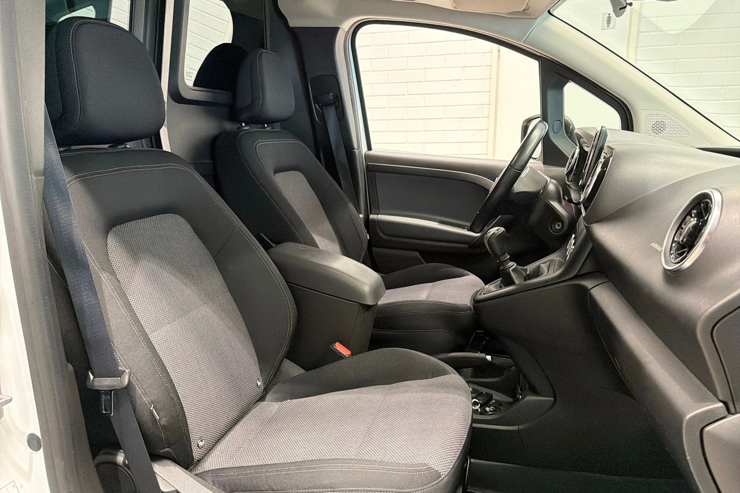 Valkoinen Mercedes-Benz CITAN 2022 kuva 25.