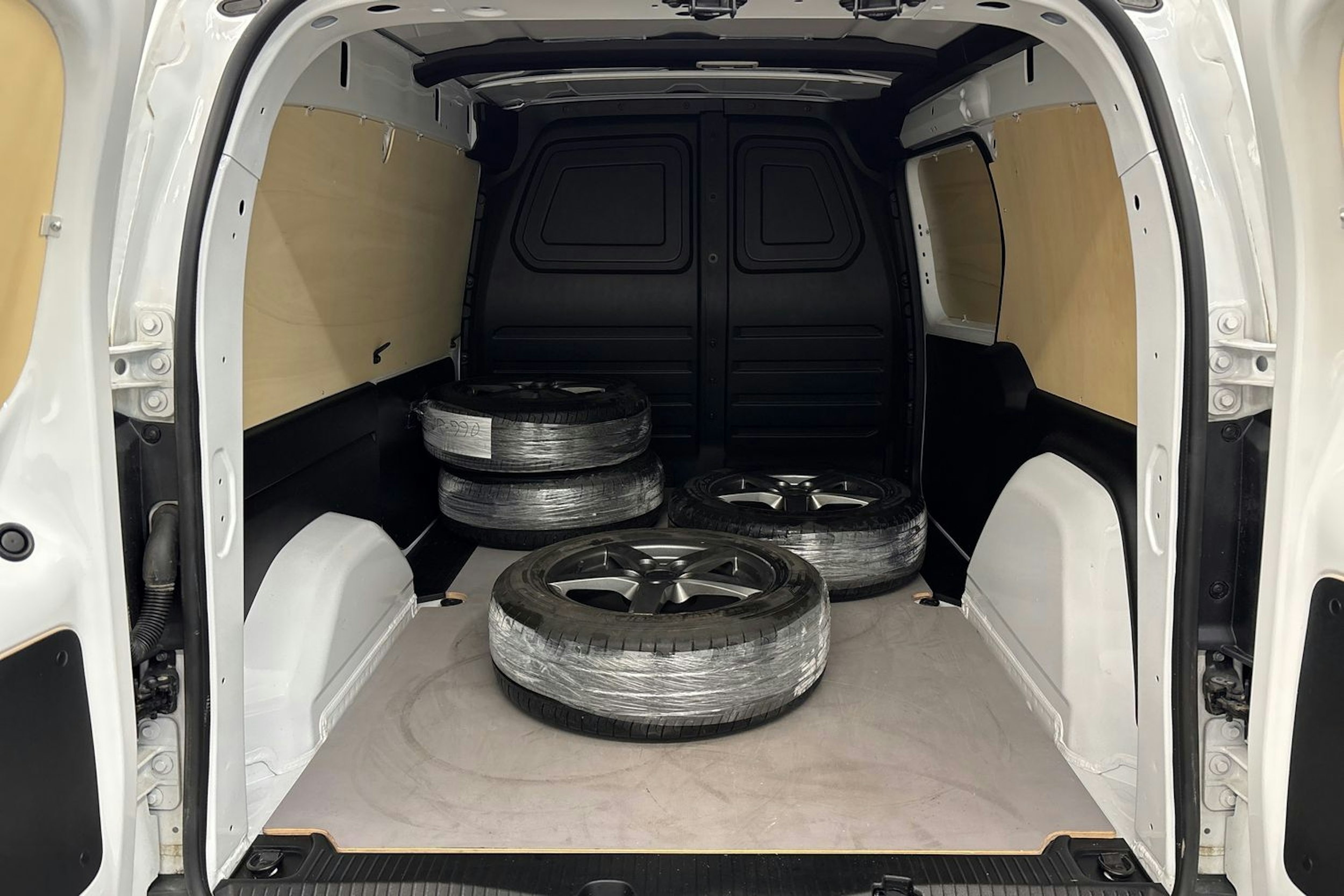 valkoinen Mercedes-Benz Citan 2023 kuva 15.