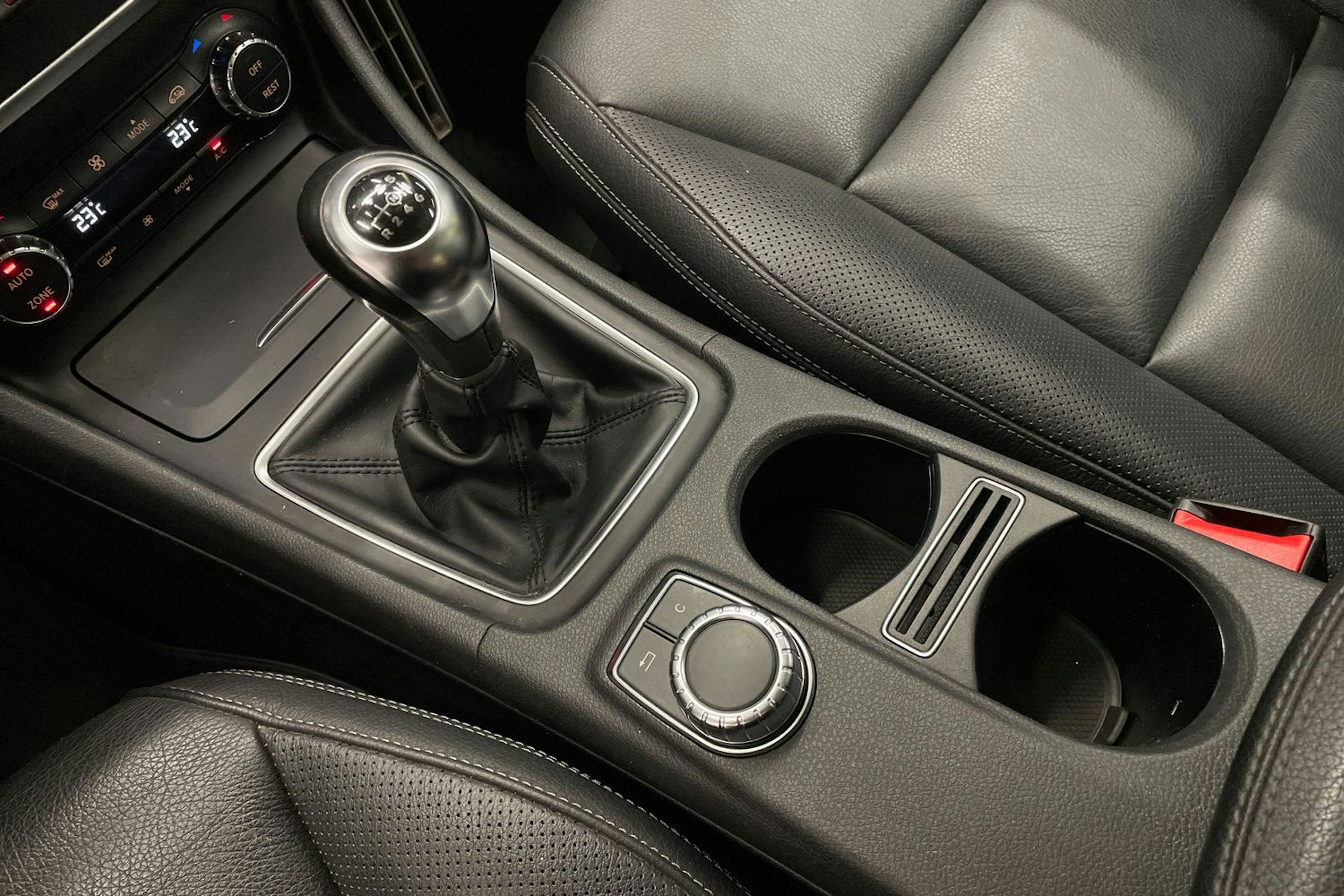 Harmaa Mercedes-Benz CLA 2014 kuva 18.