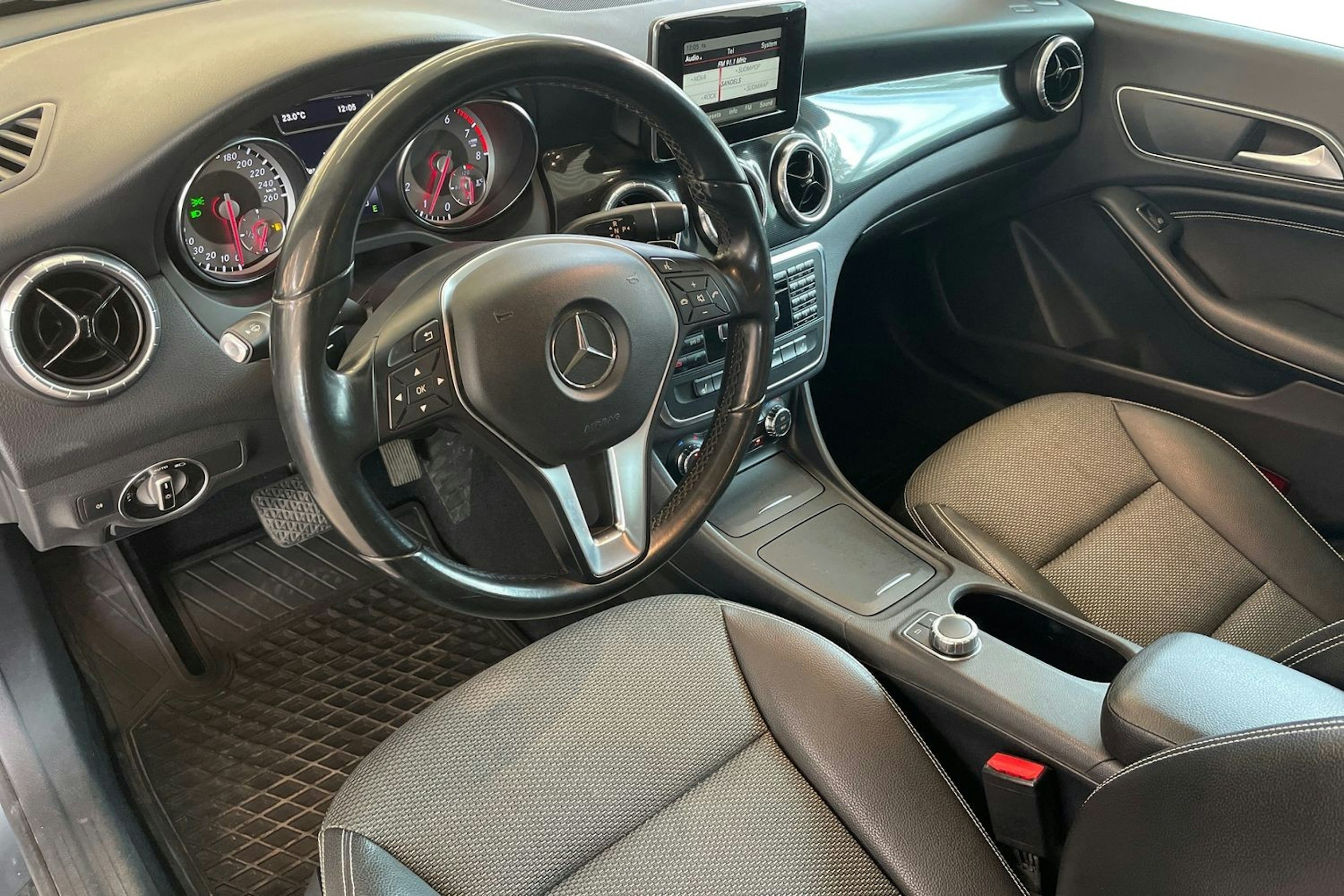 Sininen Mercedes-Benz CLA 2014 kuva 7.