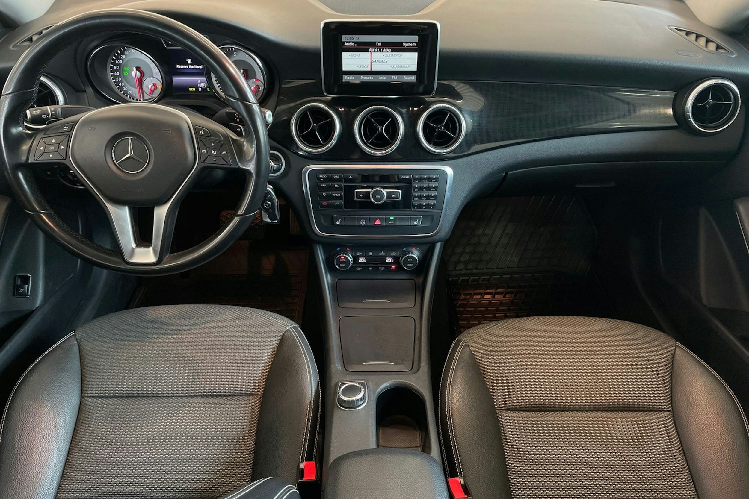 Sininen Mercedes-Benz CLA 2014 kuva 9.