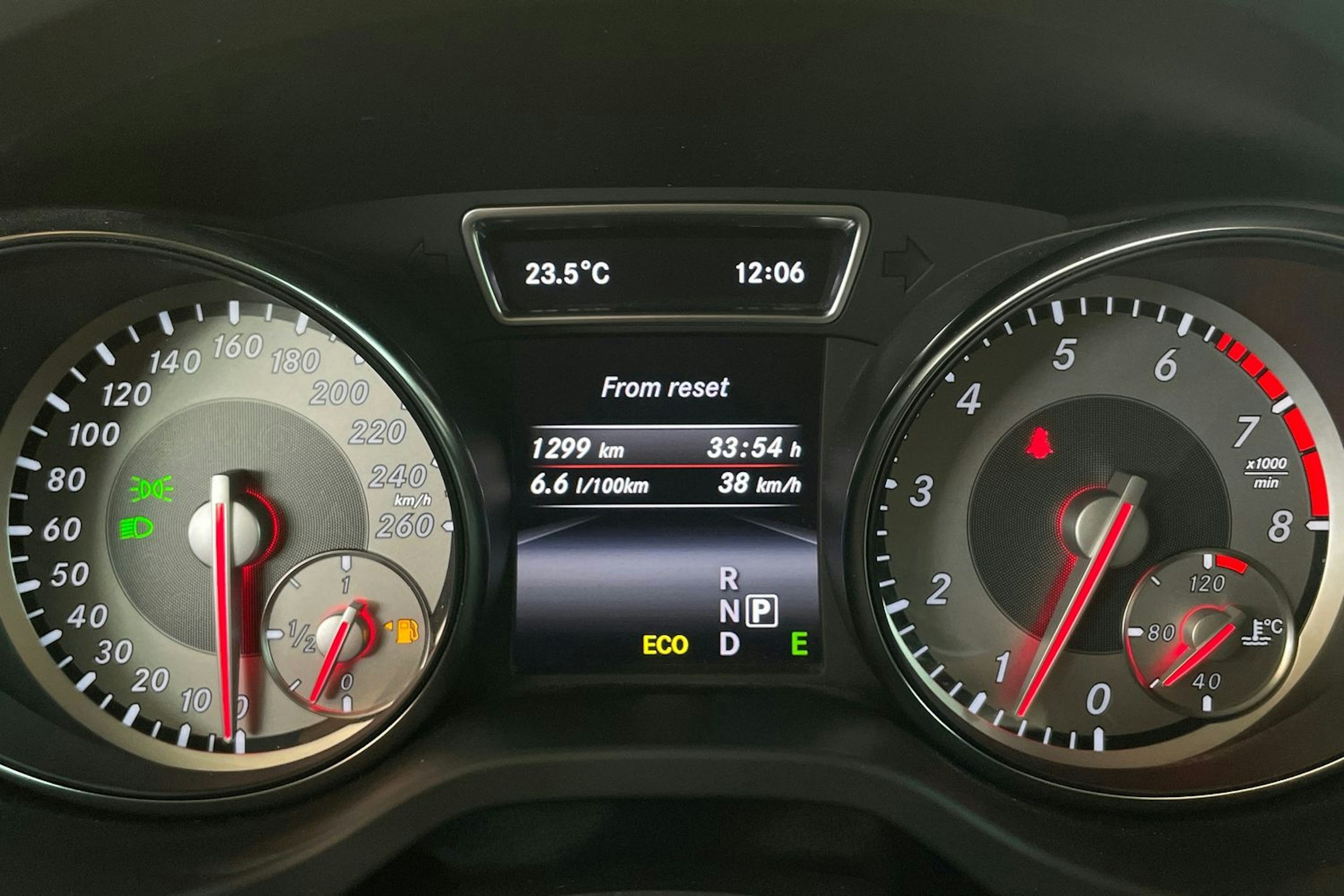Sininen Mercedes-Benz CLA 2014 kuva 16.