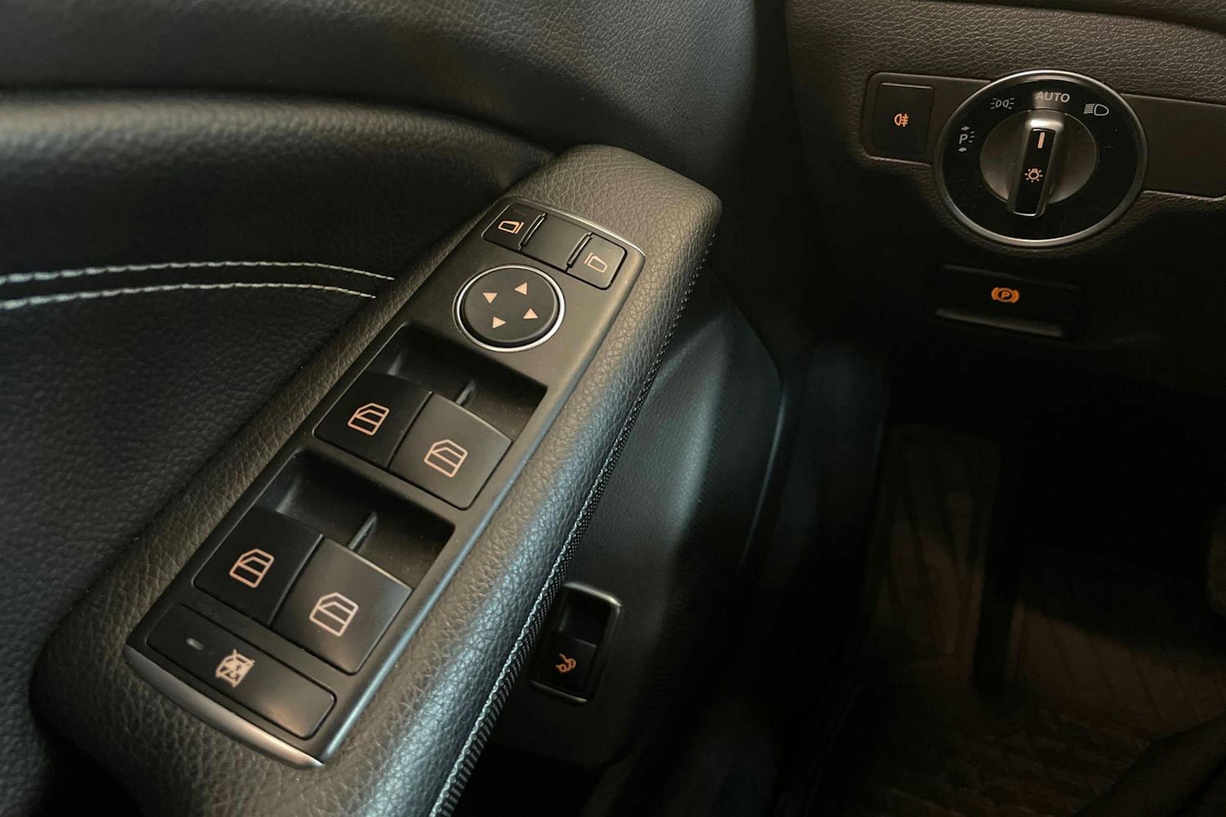 Sininen Mercedes-Benz CLA 2014 kuva 19.