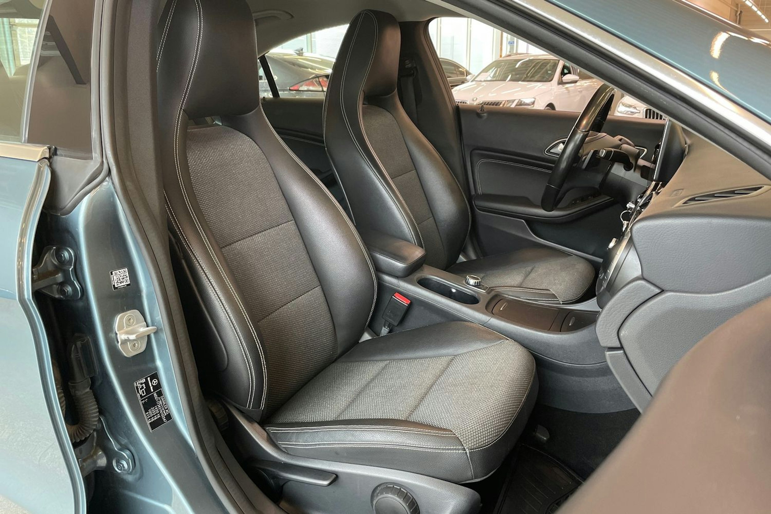 Sininen Mercedes-Benz CLA 2014 kuva 22.