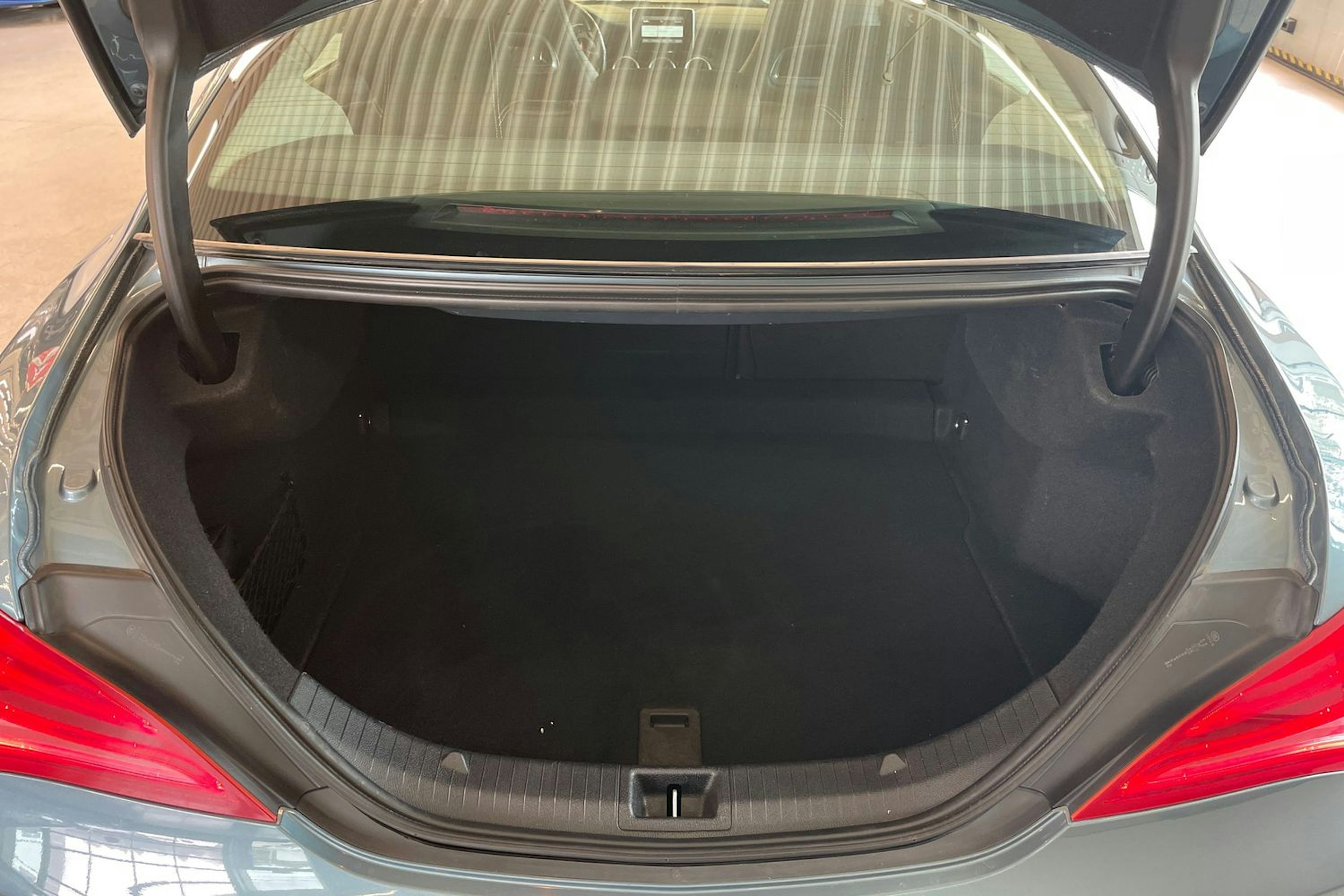 Sininen Mercedes-Benz CLA 2014 kuva 24.