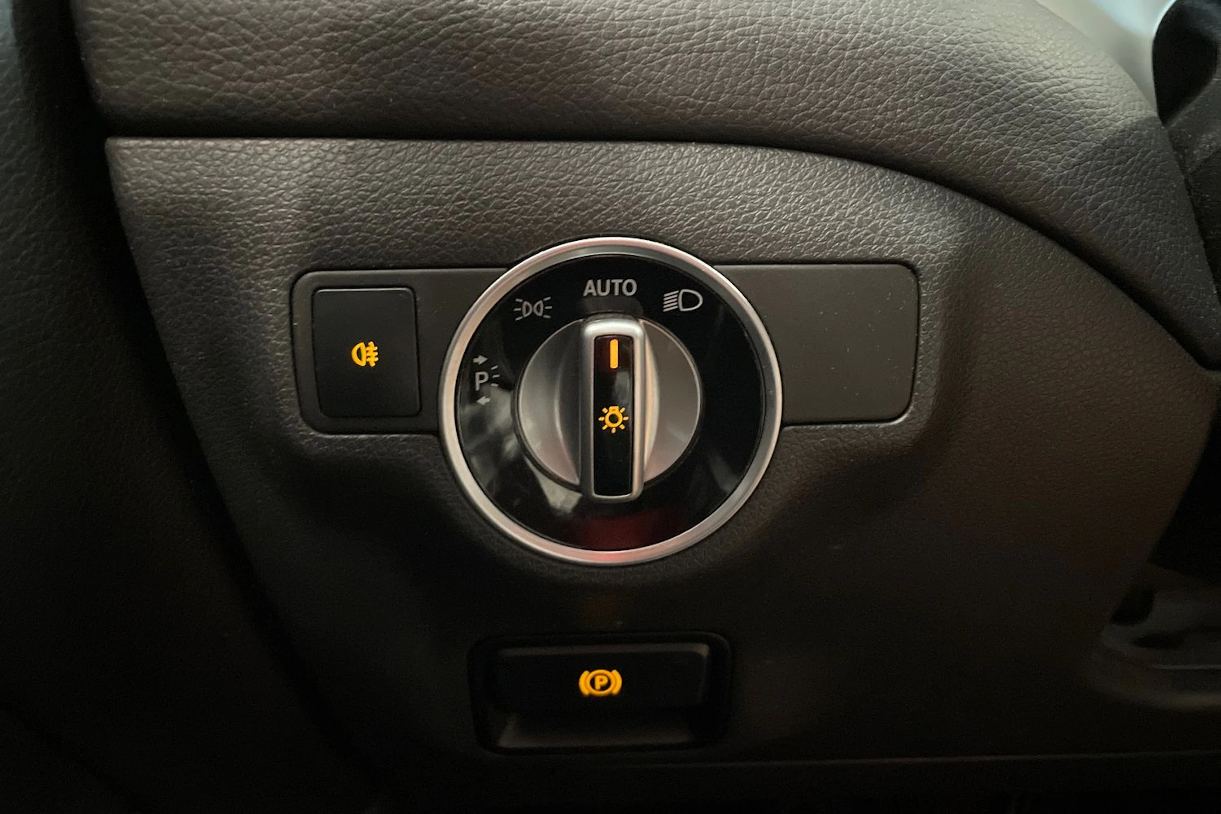 harmaa Mercedes-Benz CLA 2014 kuva 17.