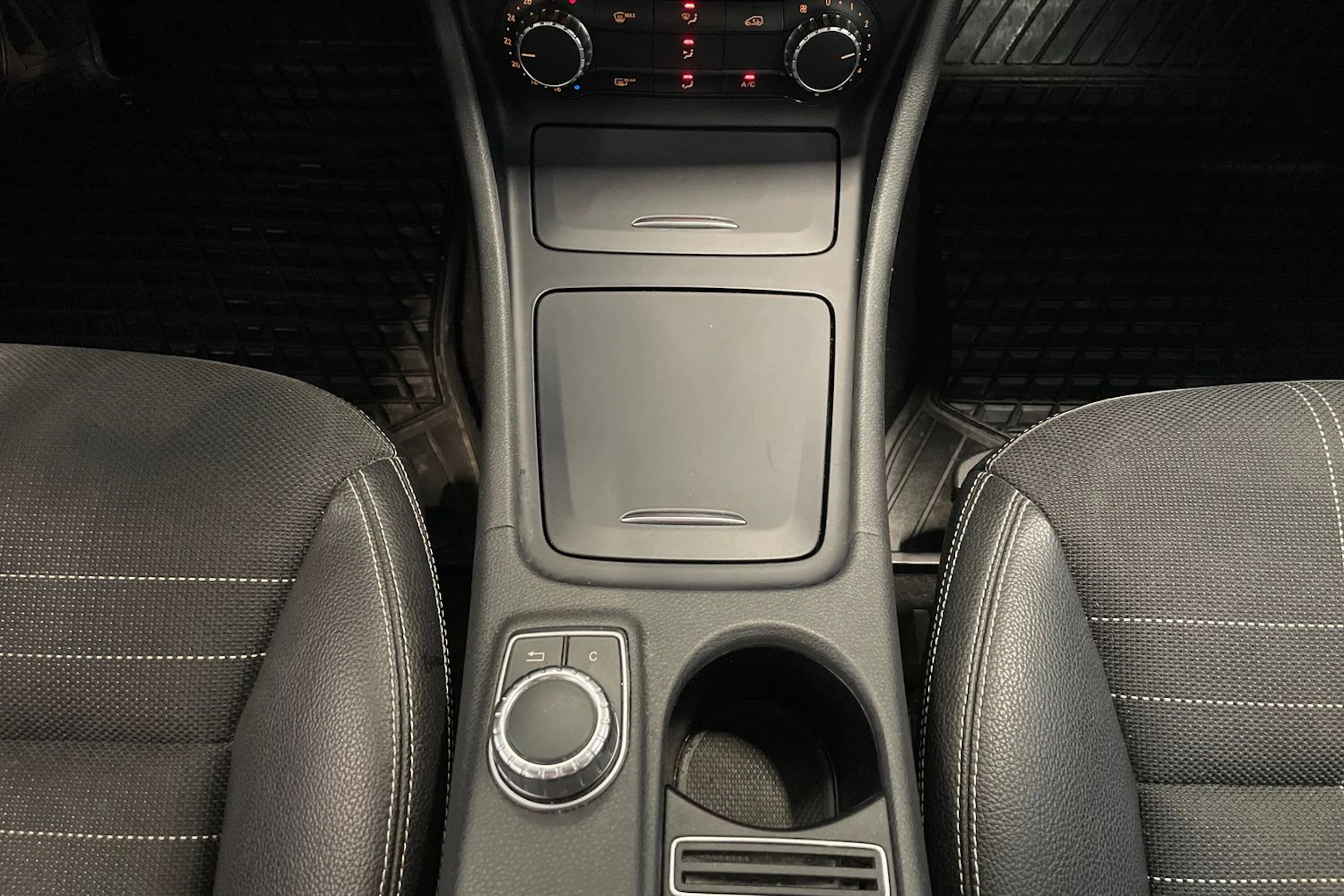 harmaa Mercedes-Benz CLA 2014 kuva 23.