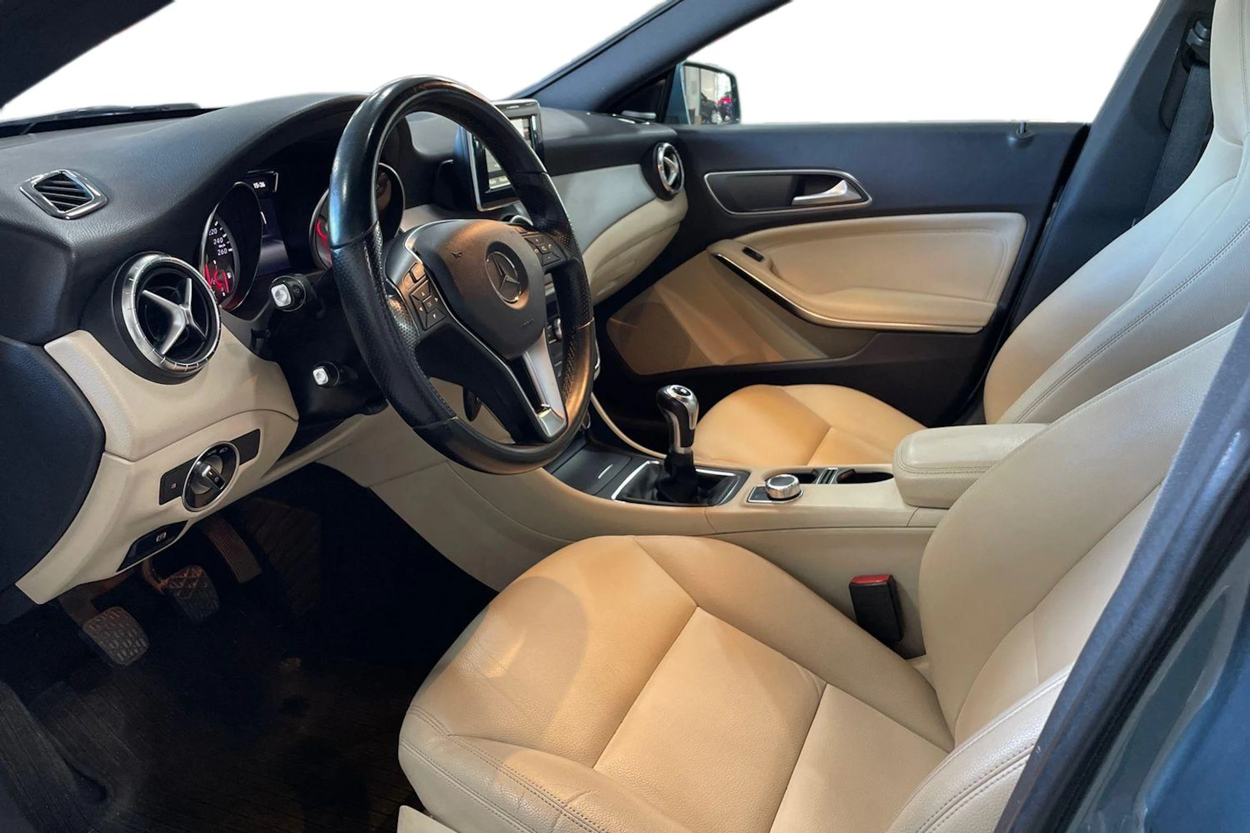 Sininen Mercedes-Benz CLA 2014 kuva 8.