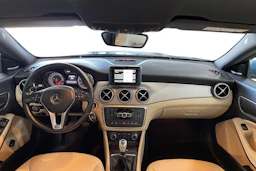 Sininen Mercedes-Benz CLA 2014 kuva 9.