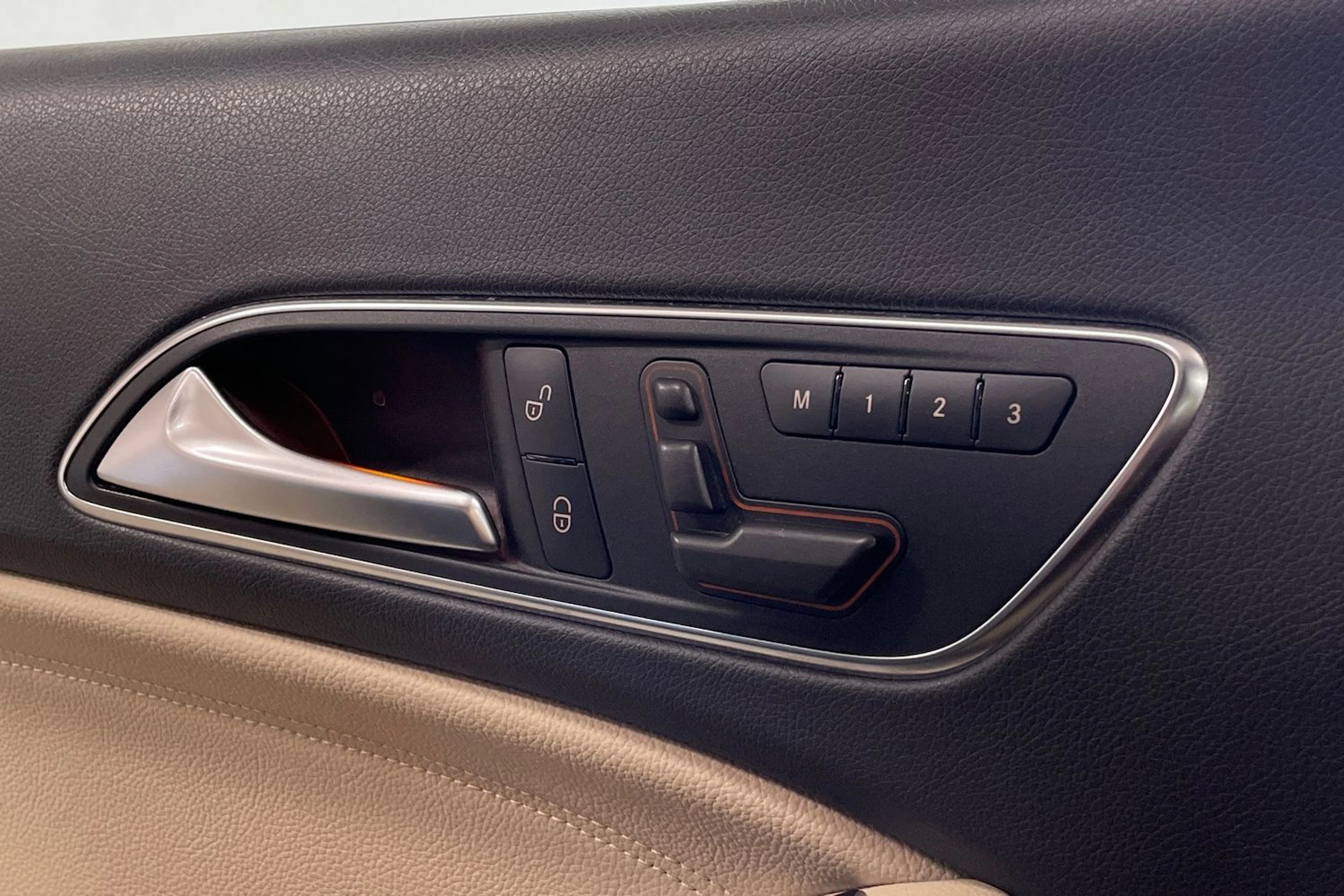 Sininen Mercedes-Benz CLA 2014 kuva 19.