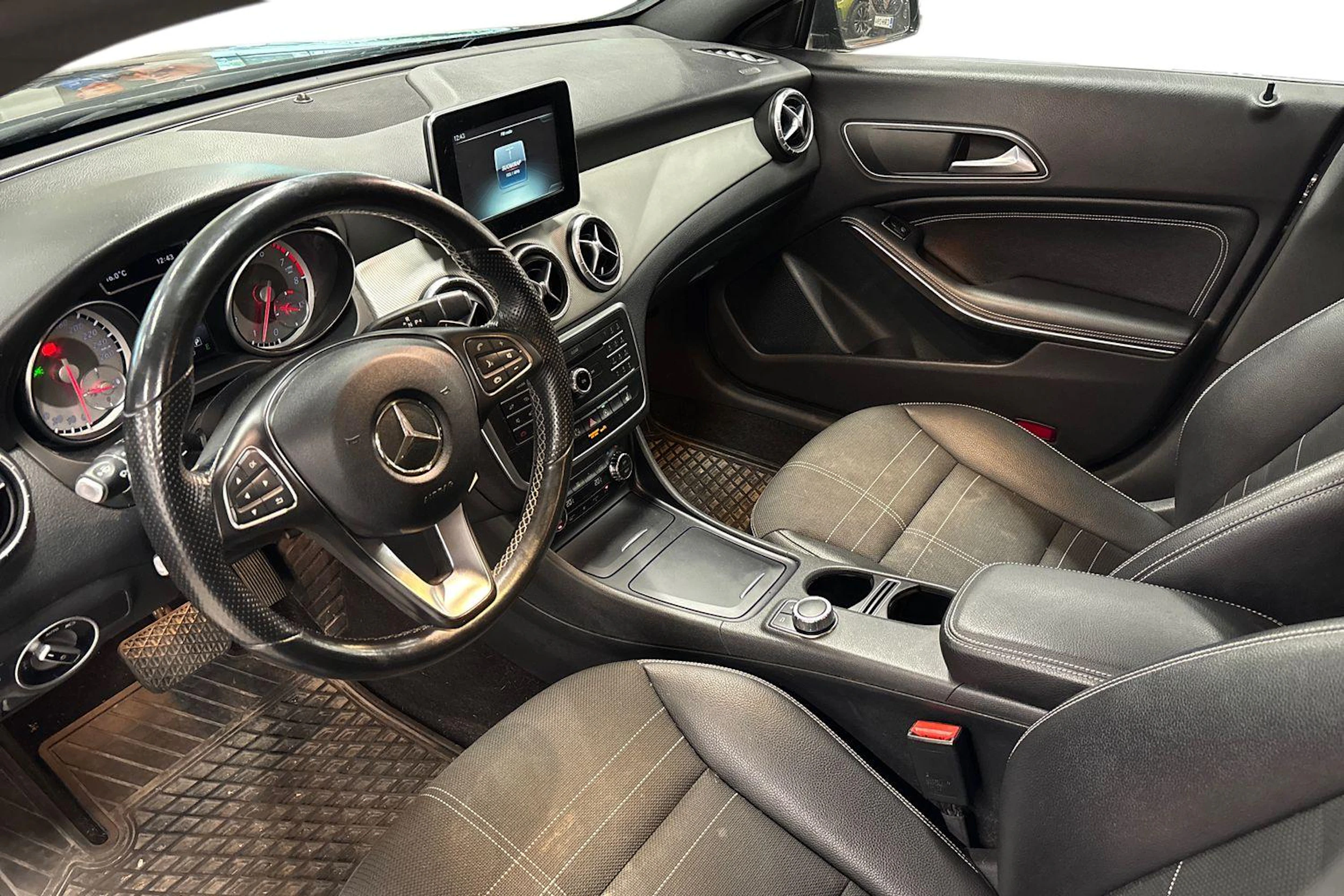 musta Mercedes-Benz CLA 2015 kuva 3.