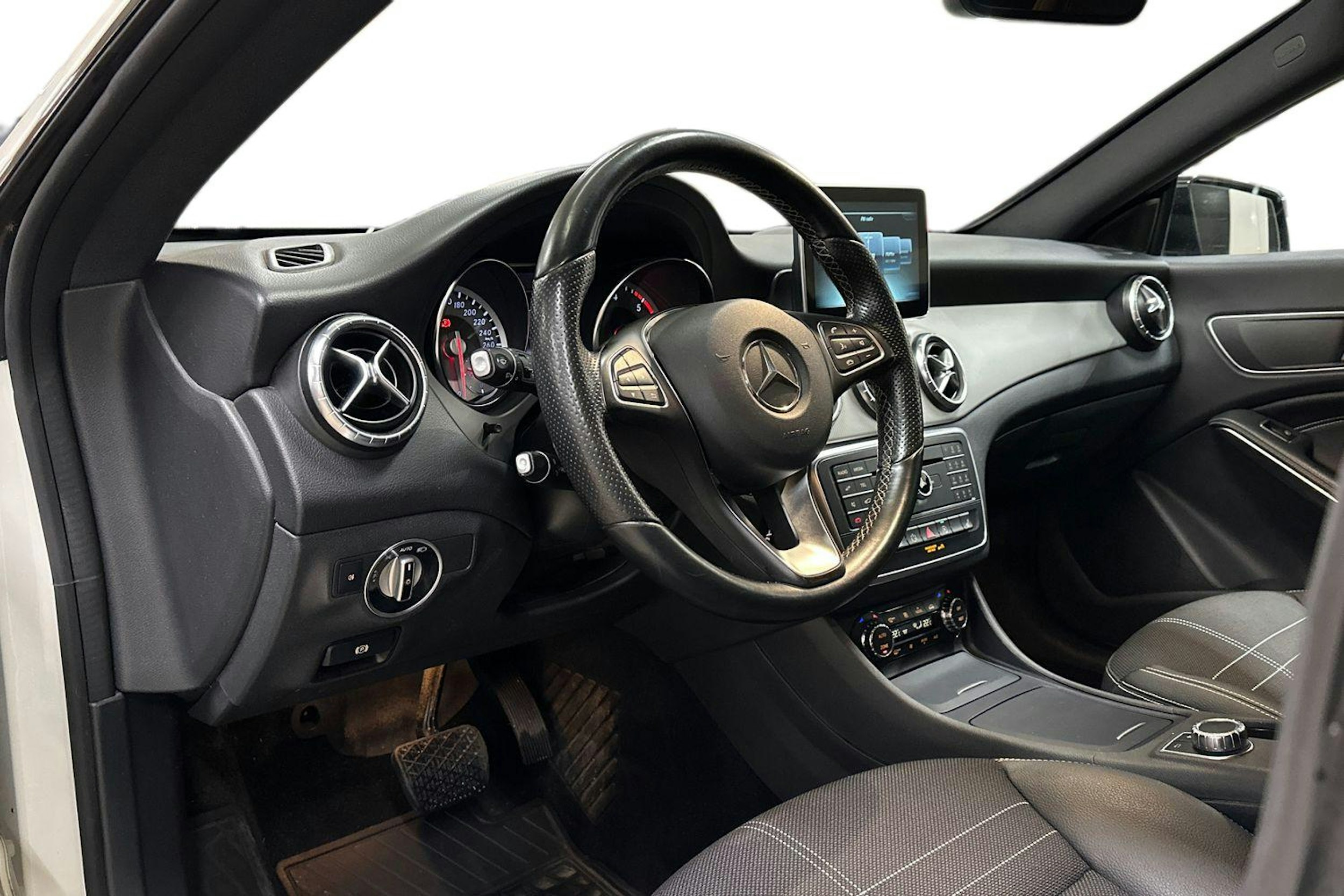 valkoinen Mercedes-Benz CLA 2015 kuva 7.