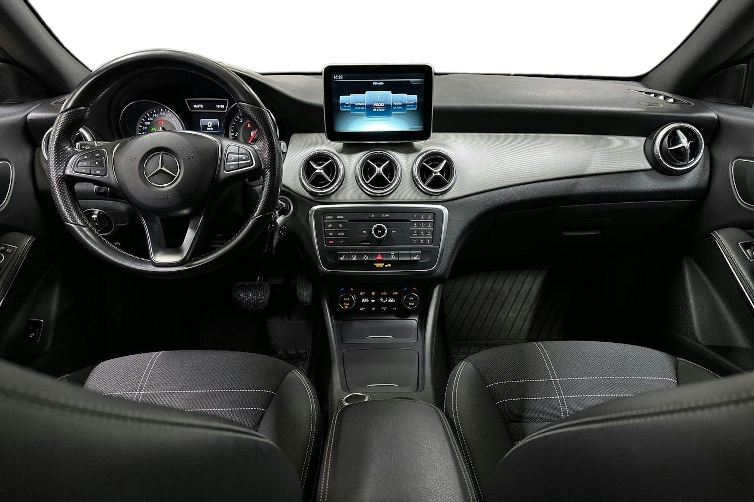 valkoinen Mercedes-Benz CLA 2015 kuva 9.