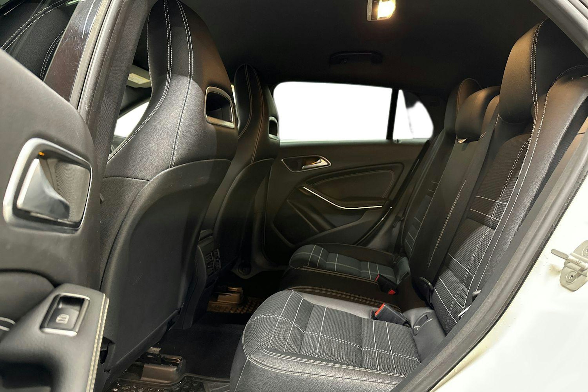 valkoinen Mercedes-Benz CLA 2015 kuva 10.