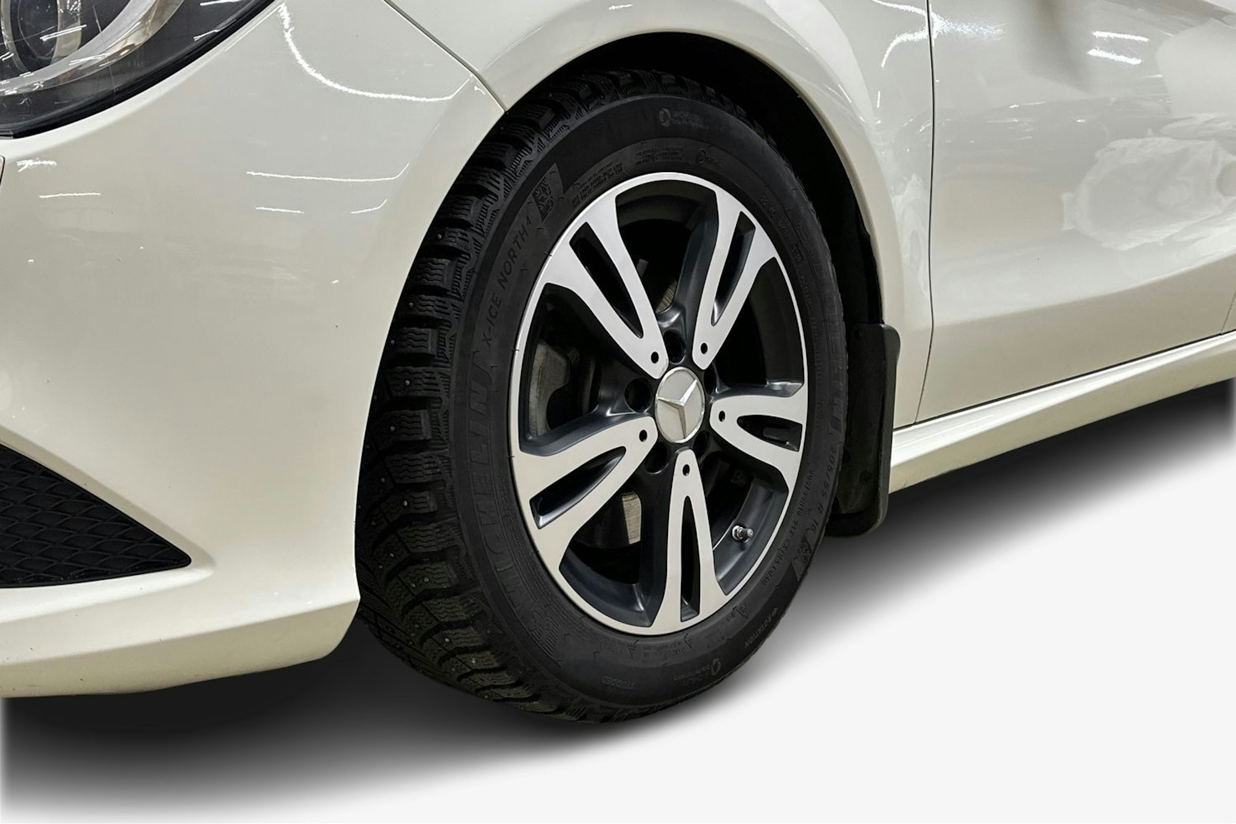 valkoinen Mercedes-Benz CLA 2015 kuva 11.