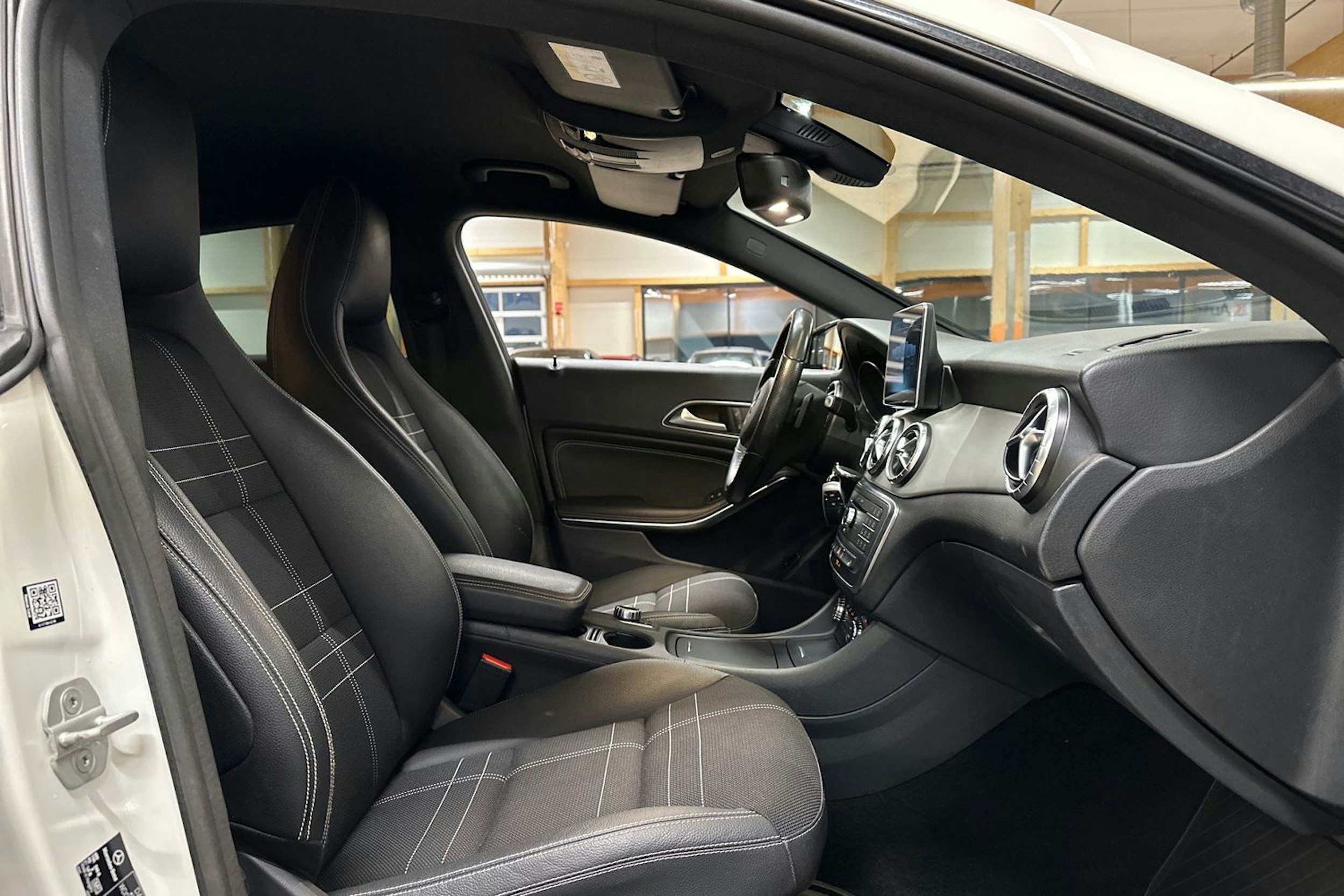valkoinen Mercedes-Benz CLA 2015 kuva 14.