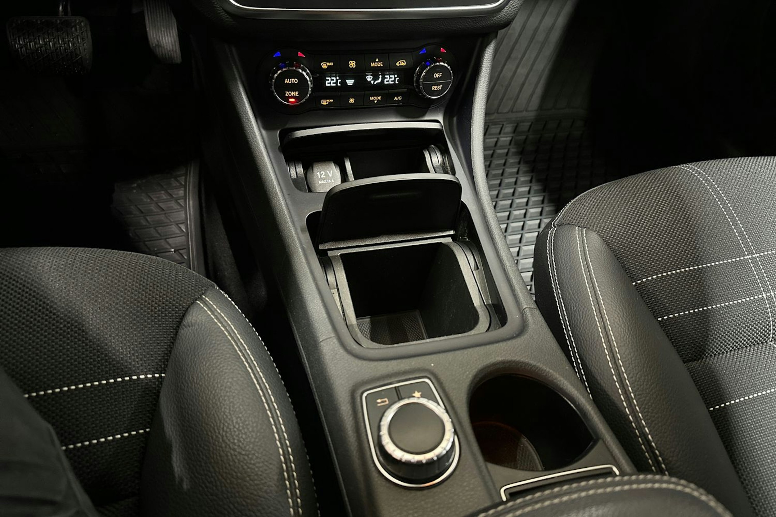 valkoinen Mercedes-Benz CLA 2015 kuva 21.