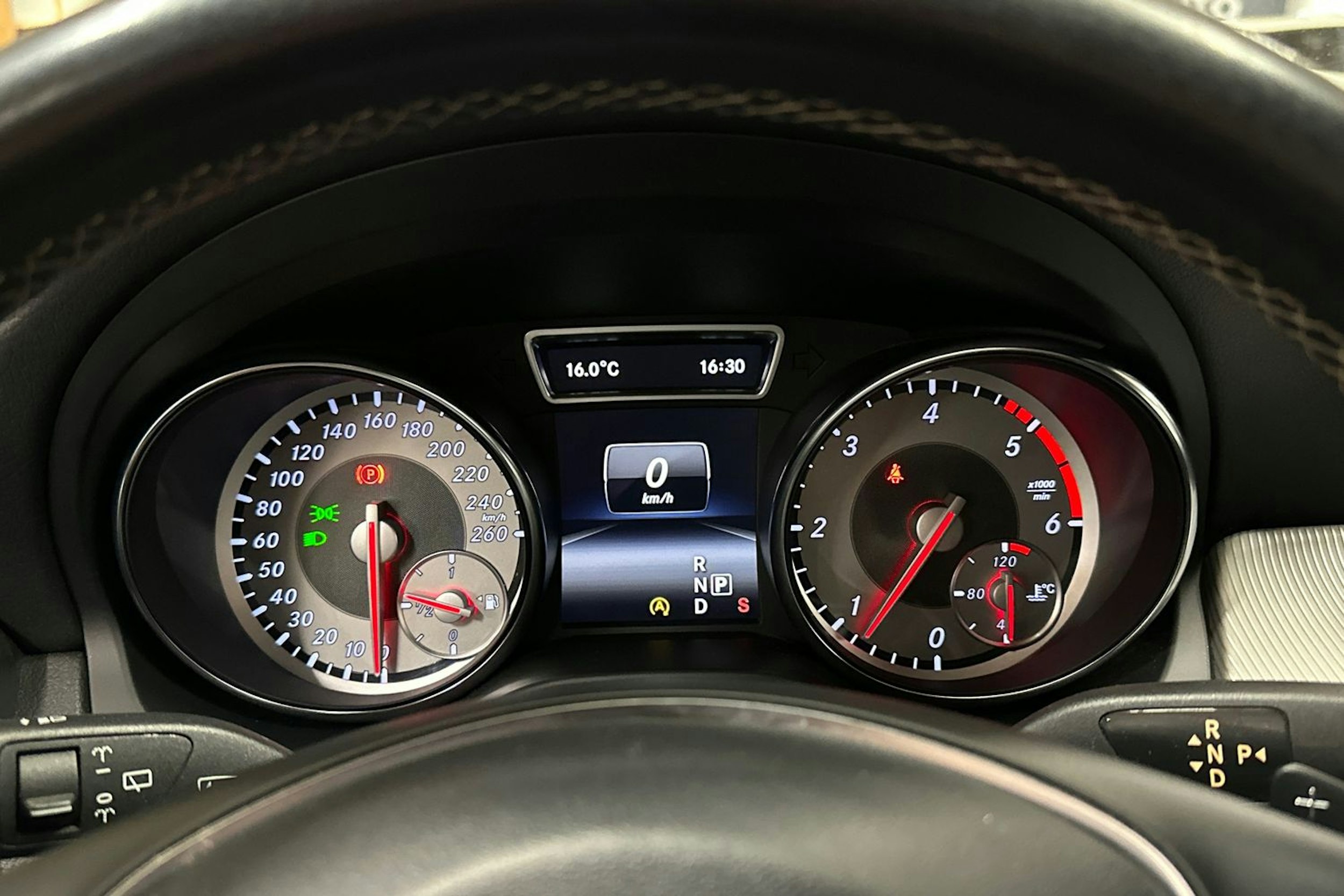 valkoinen Mercedes-Benz CLA 2015 kuva 22.