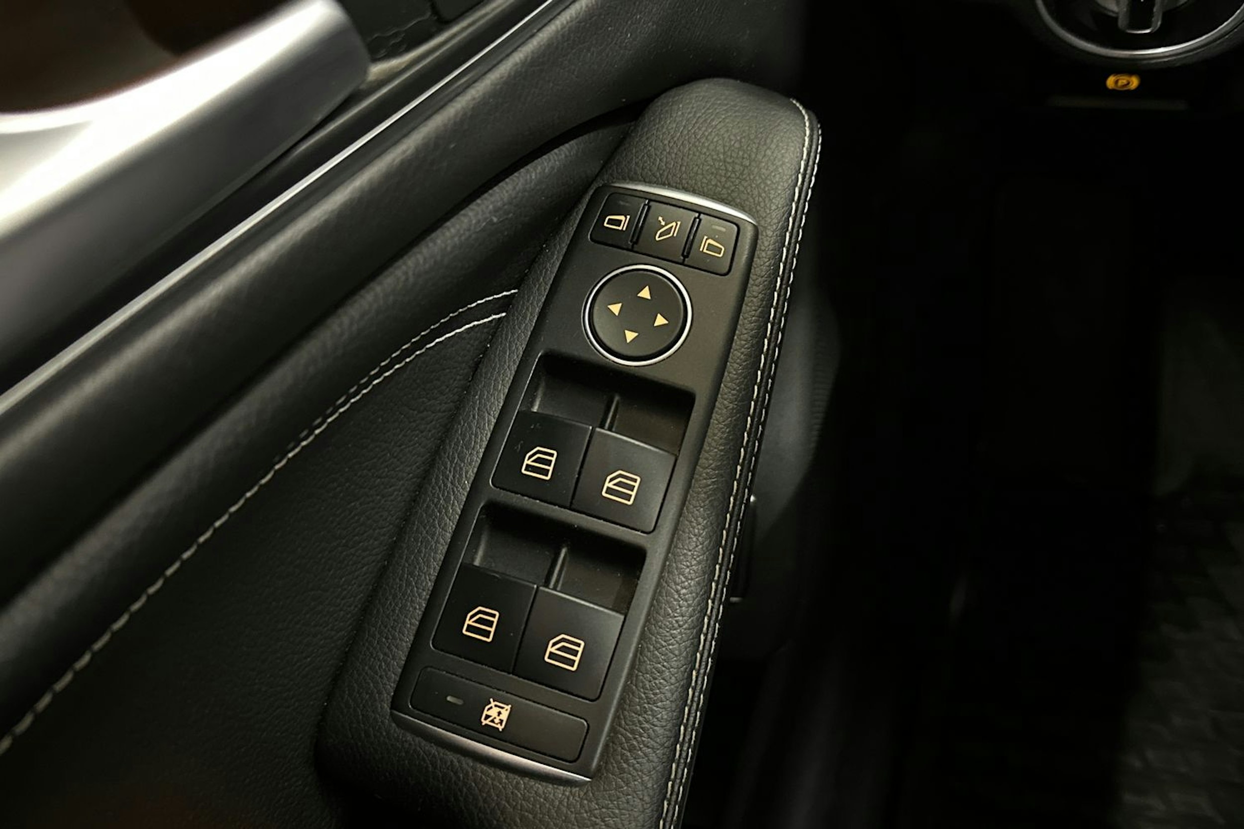 valkoinen Mercedes-Benz CLA 2015 kuva 27.