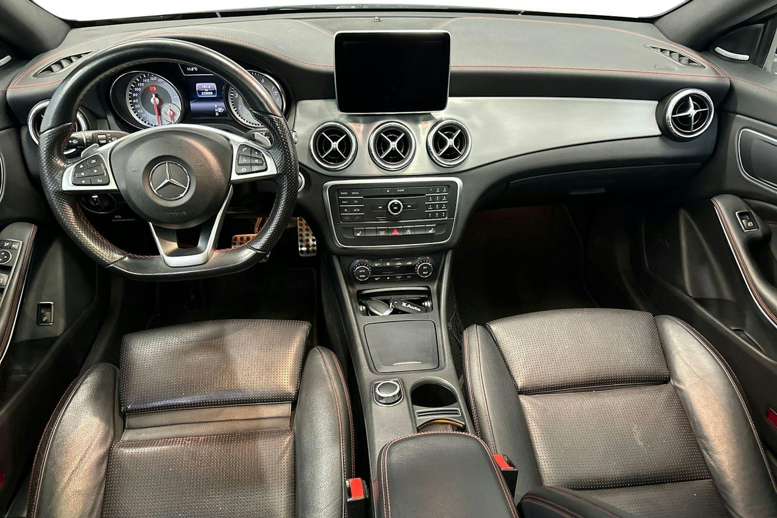 Valkoinen Mercedes-Benz CLA 2016 kuva 7.