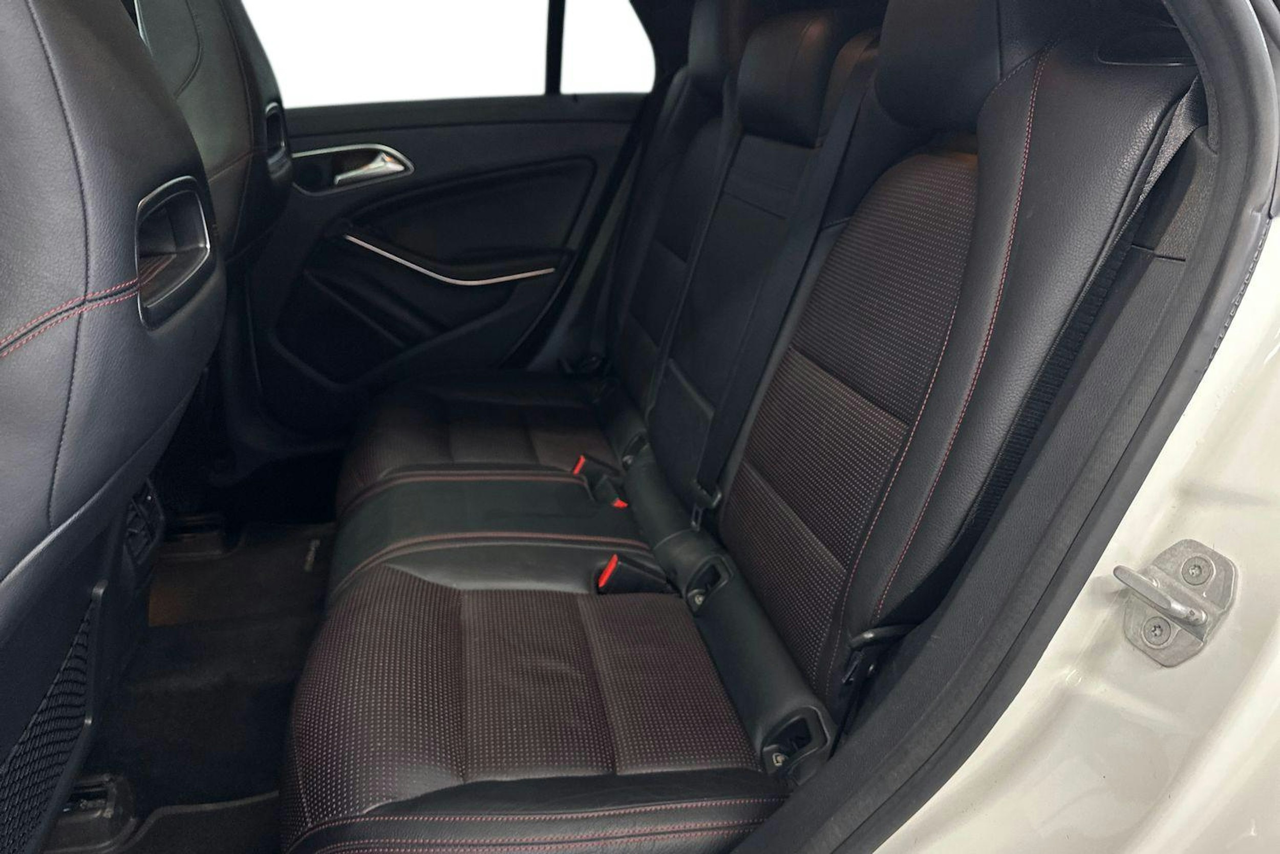 Valkoinen Mercedes-Benz CLA 2016 kuva 8.