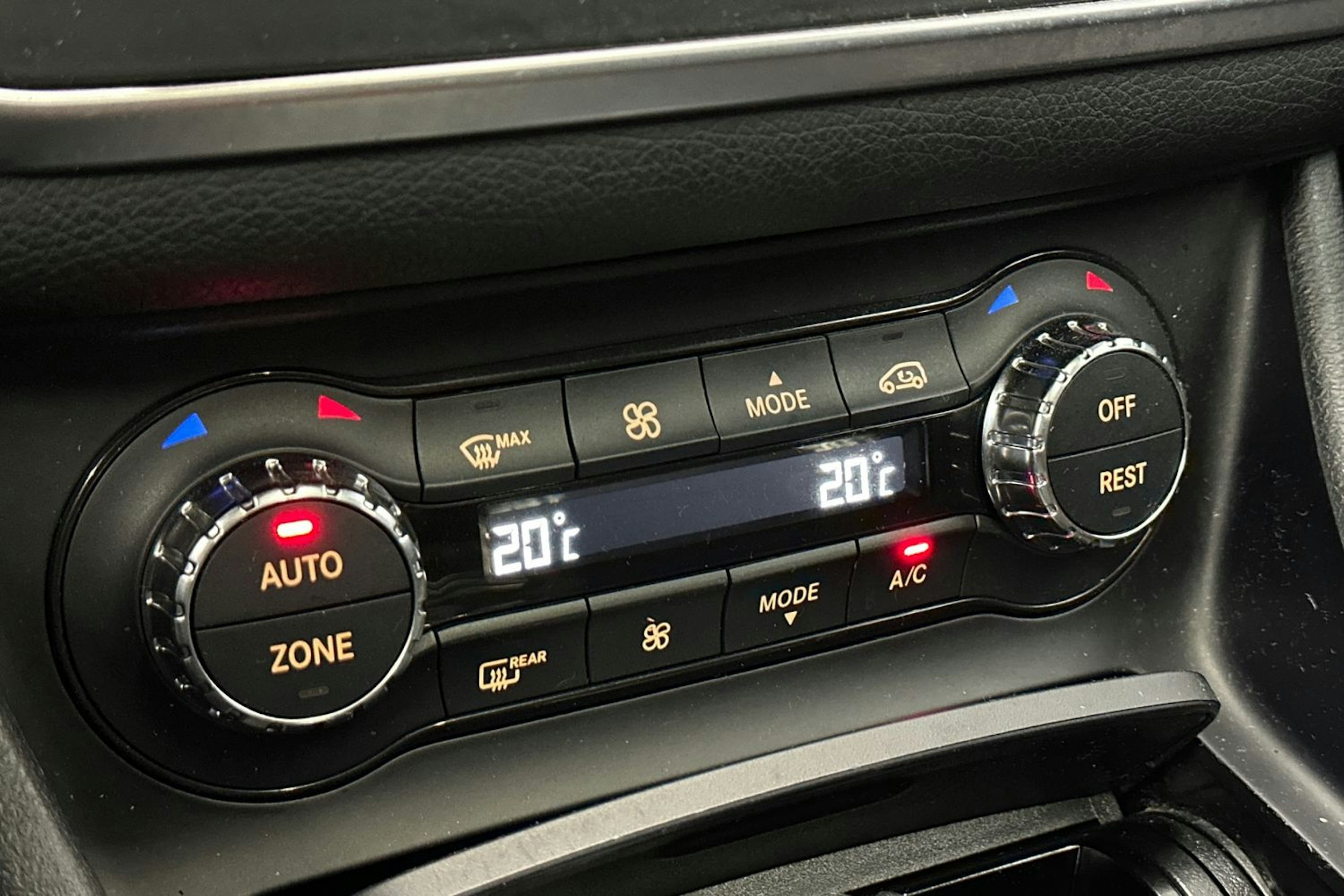 Valkoinen Mercedes-Benz CLA 2016 kuva 18.