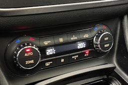 Valkoinen Mercedes-Benz CLA 2016 kuva 18.