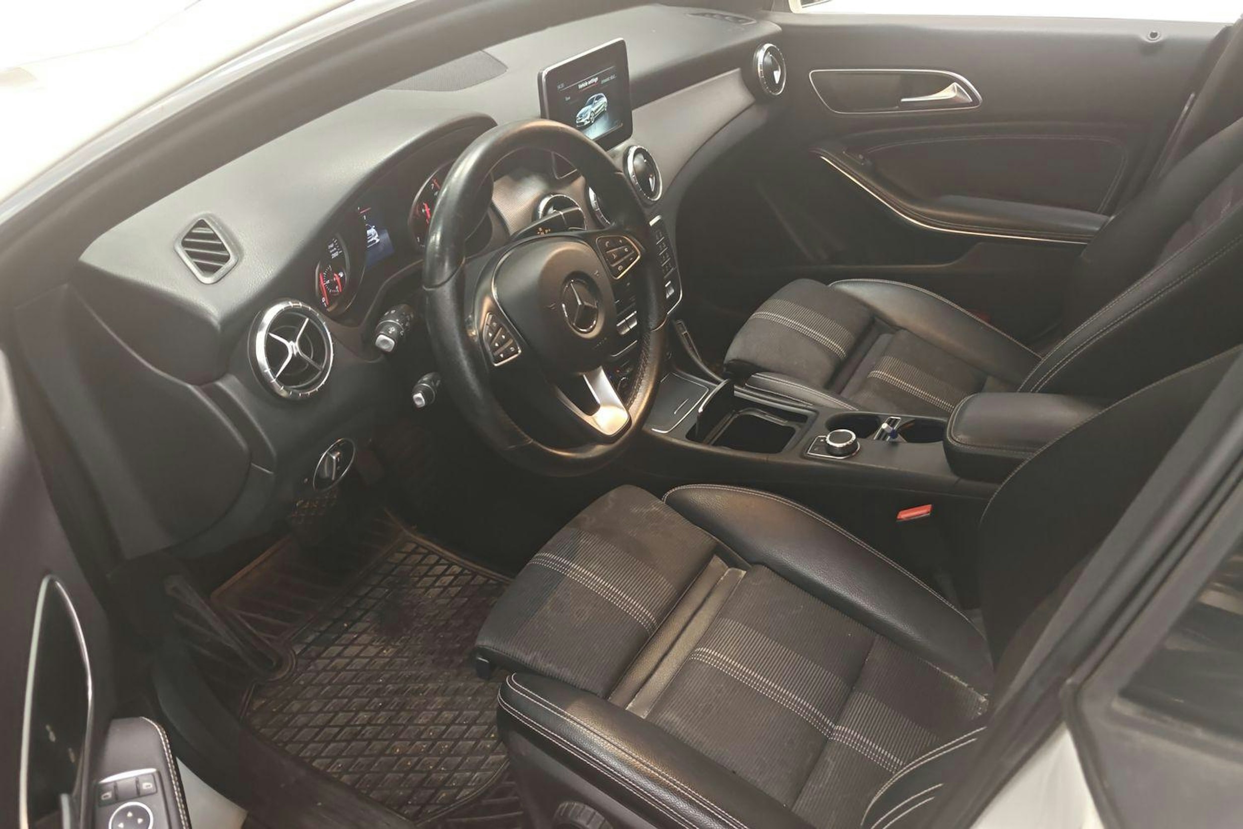 valkoinen Mercedes-Benz CLA 2016 kuva 3.