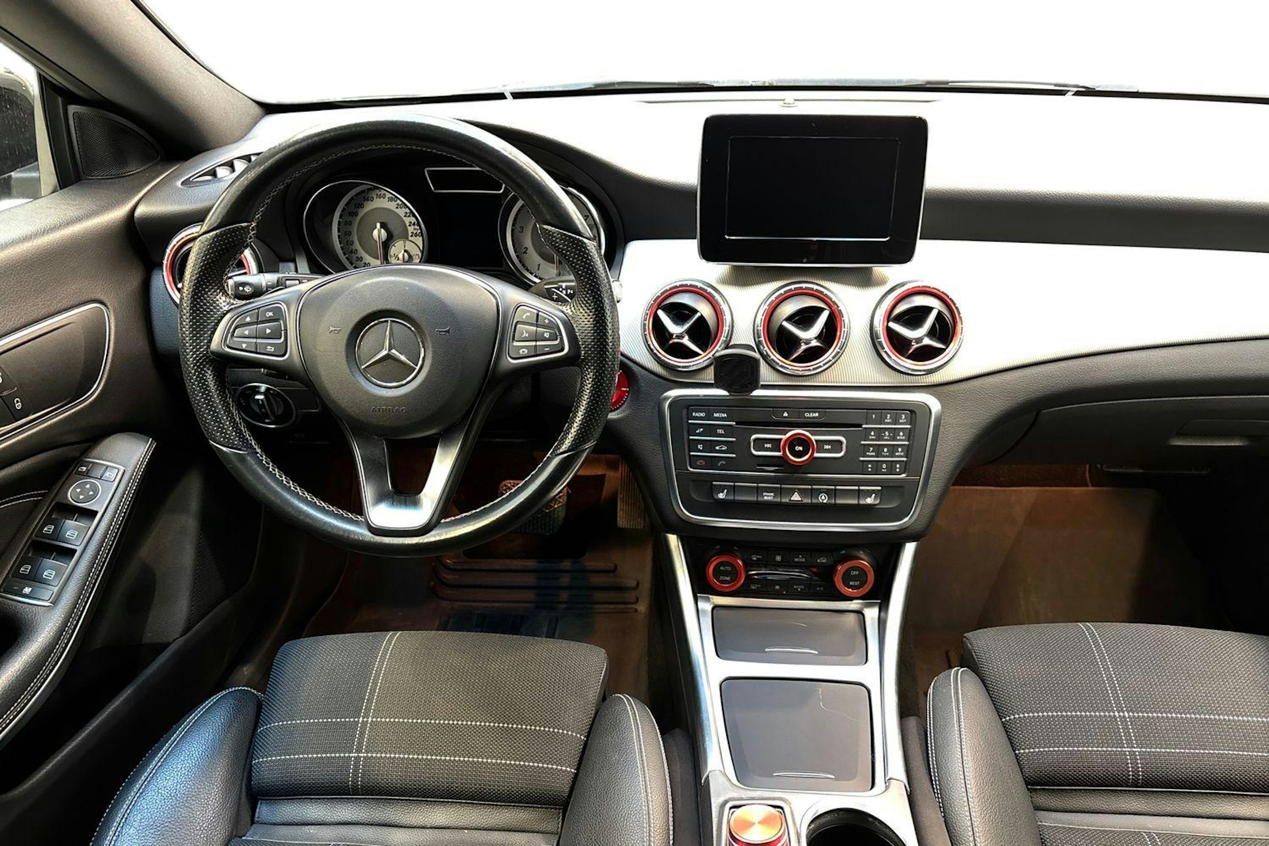 Harmaa Mercedes-Benz CLA 2016 kuva 9.
