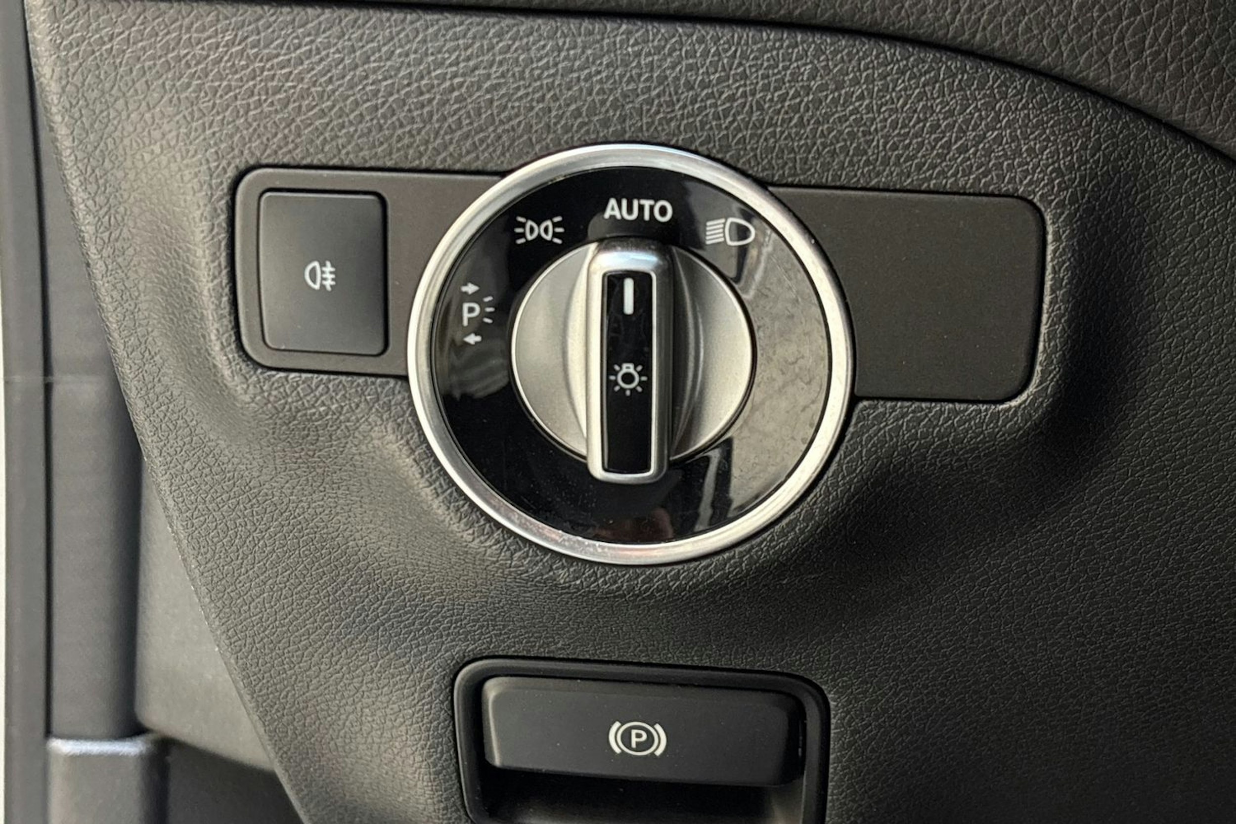 Harmaa Mercedes-Benz CLA 2016 kuva 16.