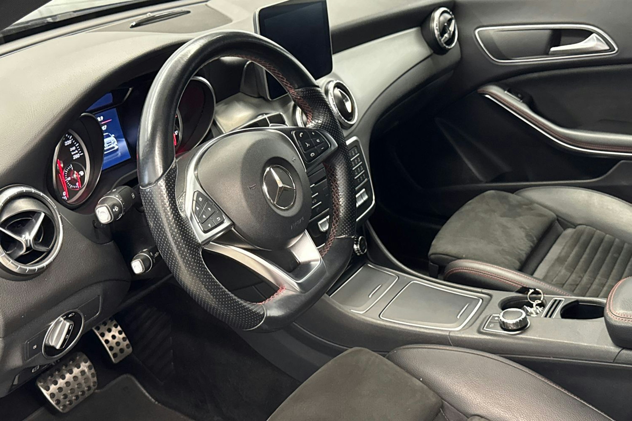 musta Mercedes-Benz CLA 2017 kuva 7.