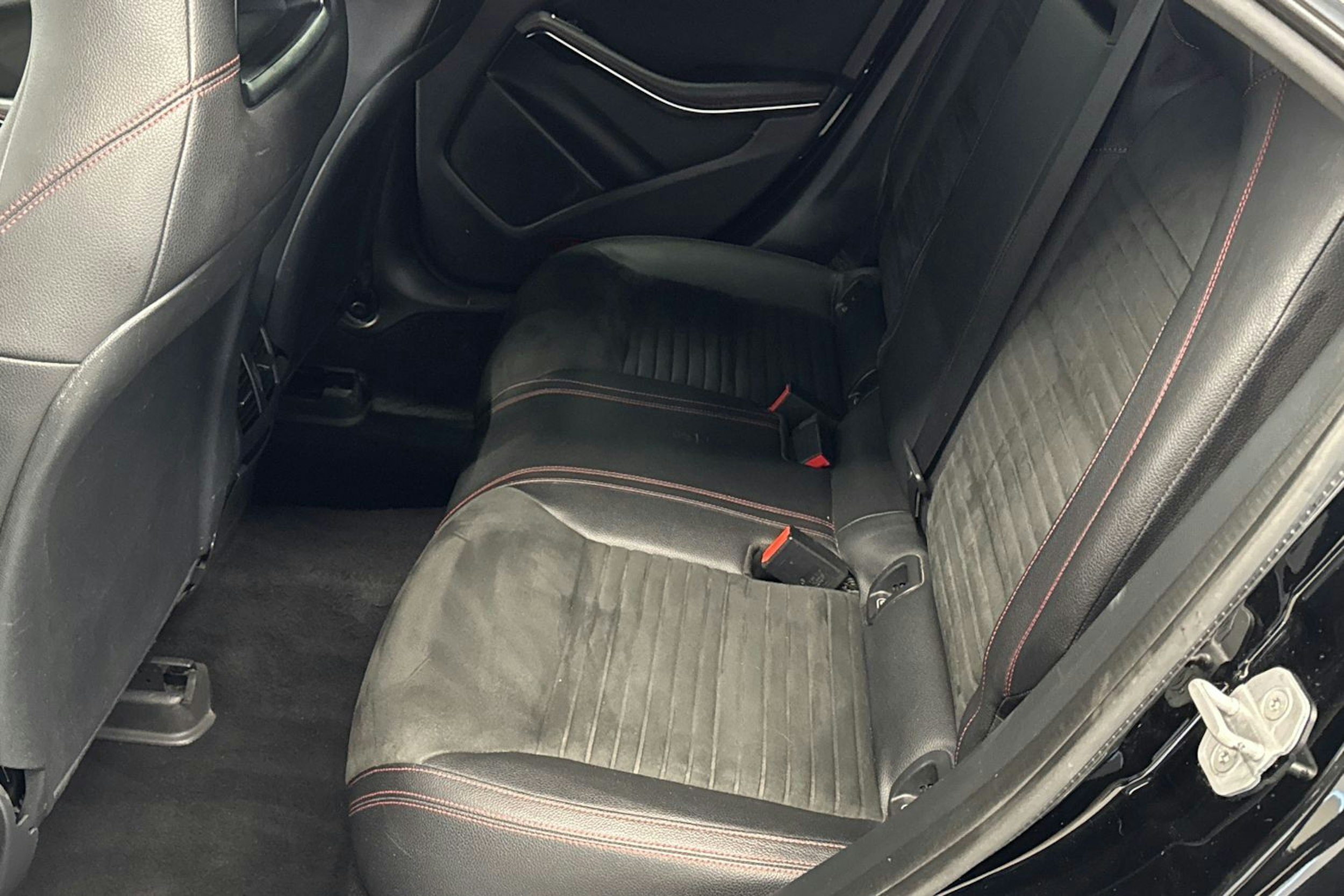musta Mercedes-Benz CLA 2017 kuva 10.