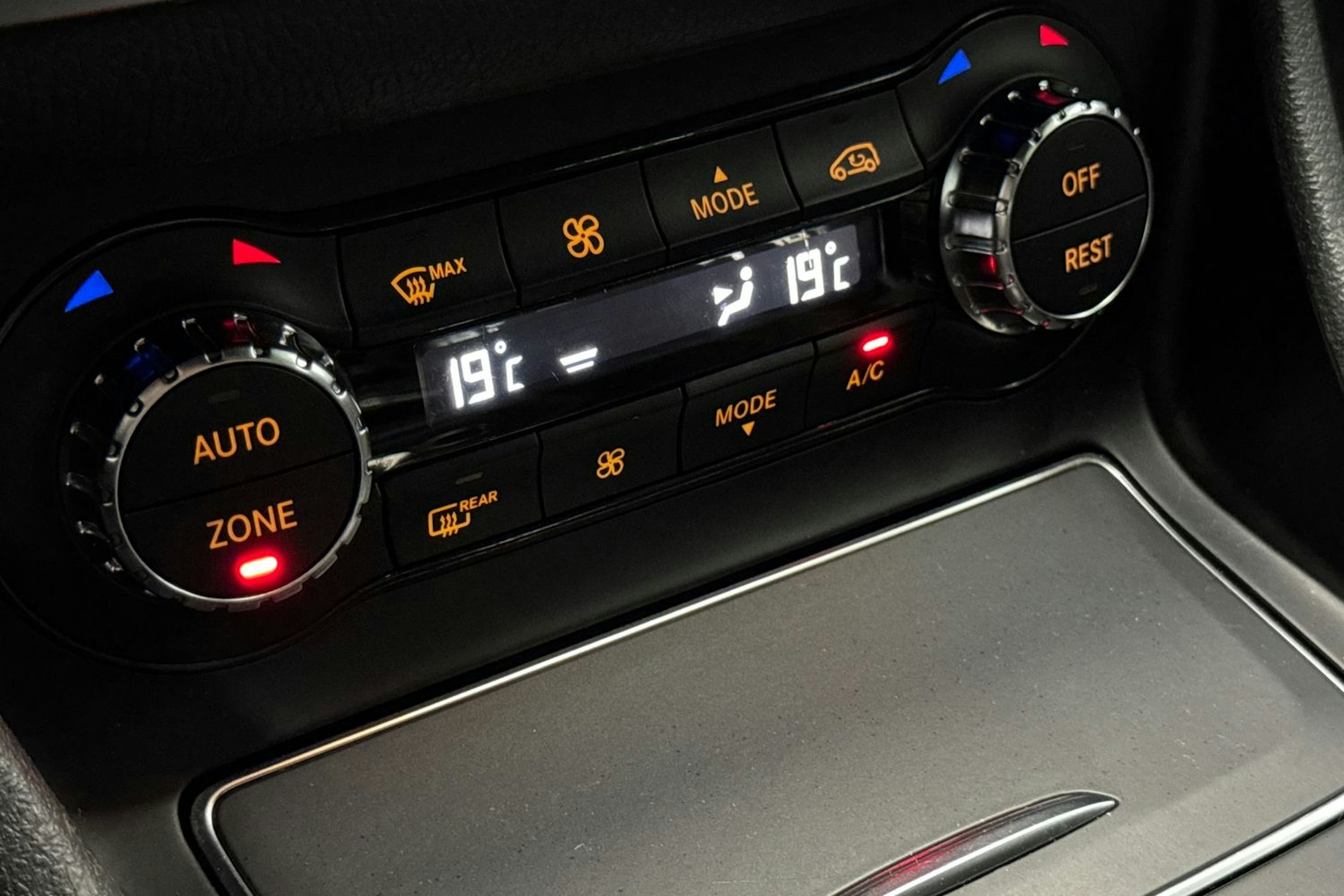 musta Mercedes-Benz CLA 2017 kuva 19.
