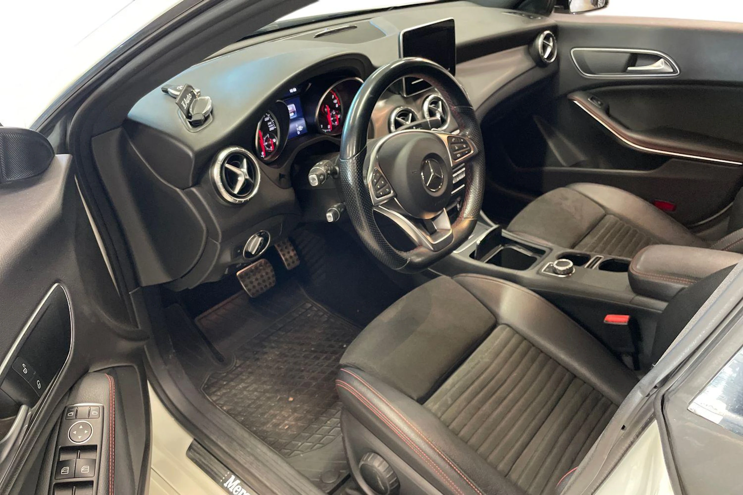 valkoinen Mercedes-Benz CLA 2017 kuva 3.