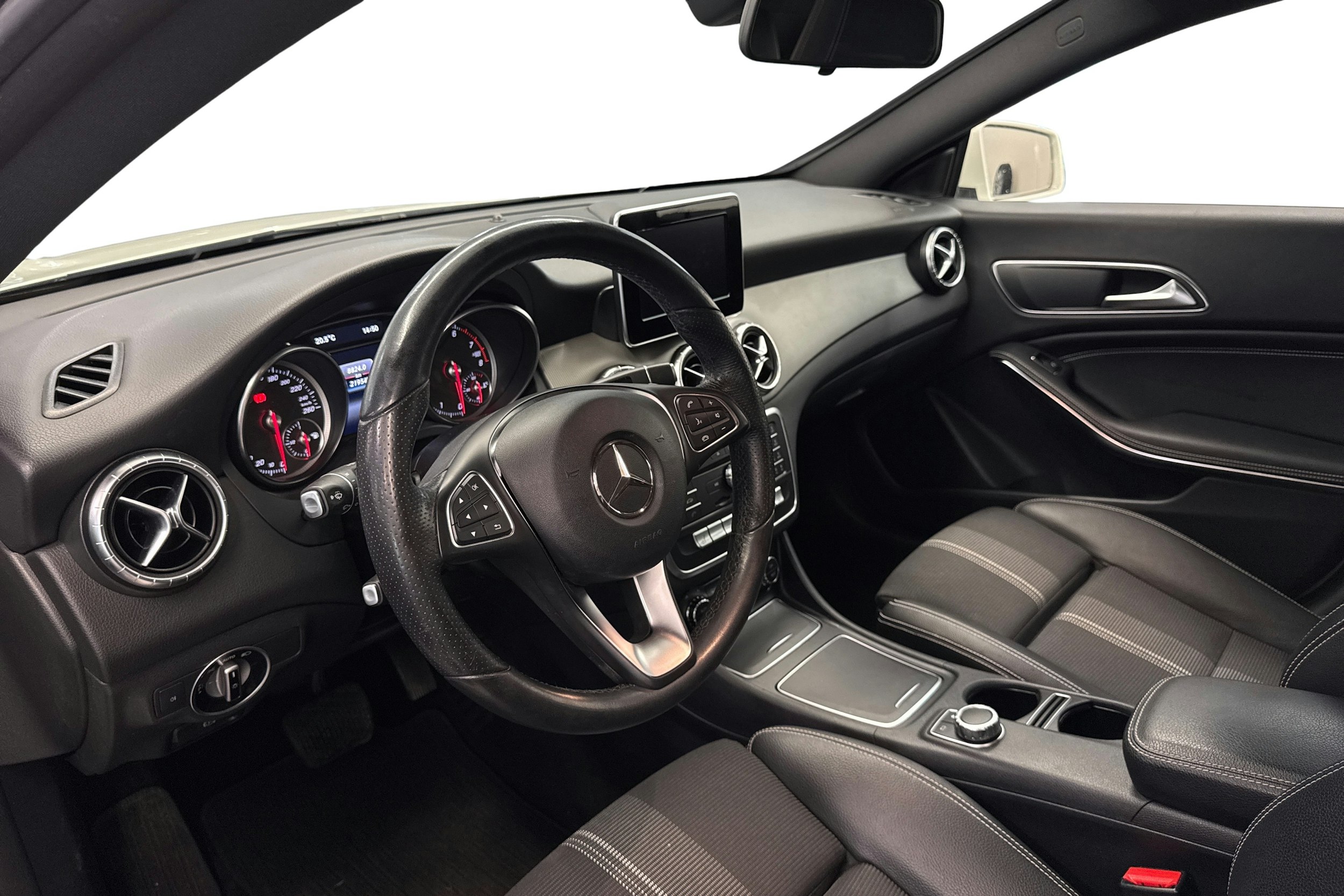 valkoinen Mercedes-Benz CLA 2017 kuva 7.