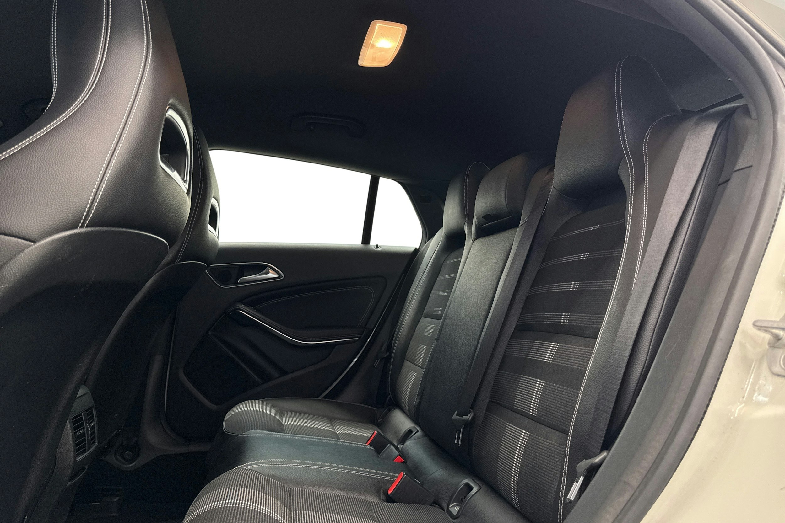 valkoinen Mercedes-Benz CLA 2017 kuva 10.