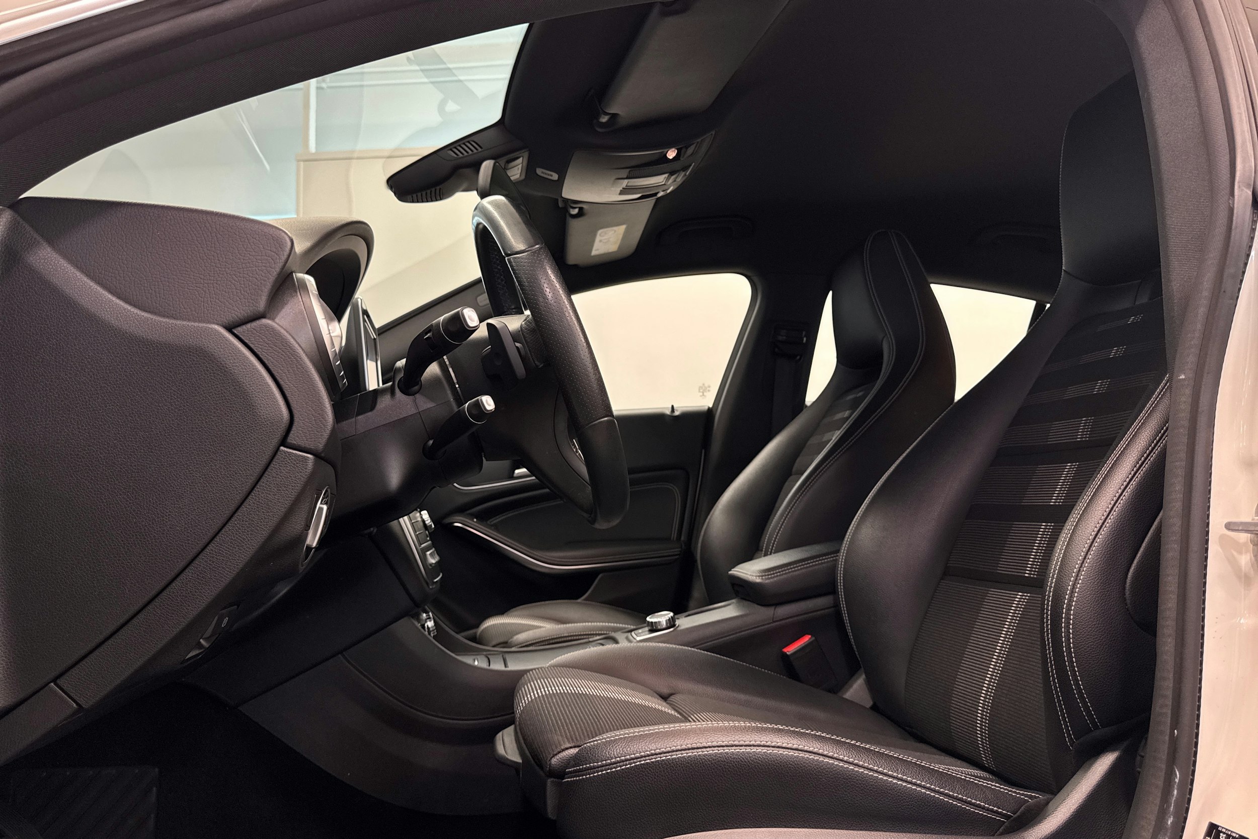 valkoinen Mercedes-Benz CLA 2017 kuva 17.