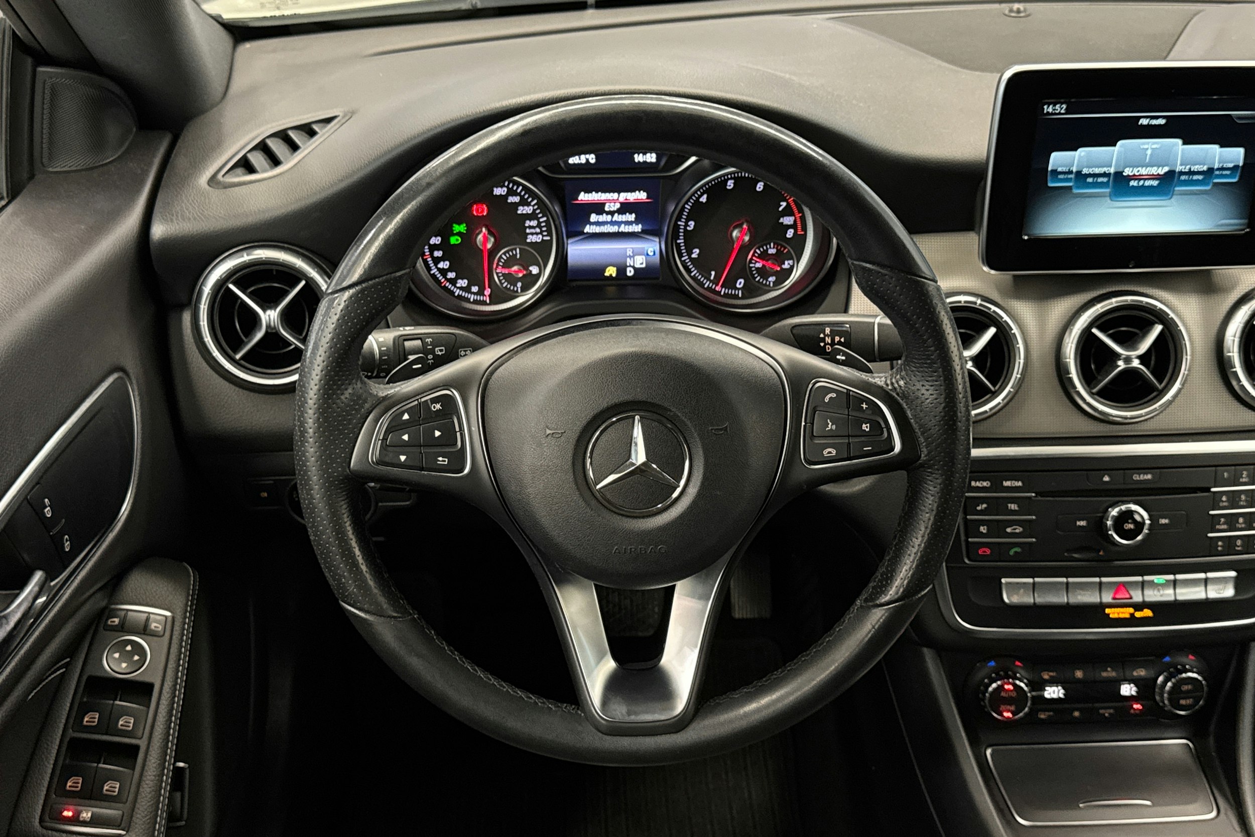 valkoinen Mercedes-Benz CLA 2017 kuva 19.