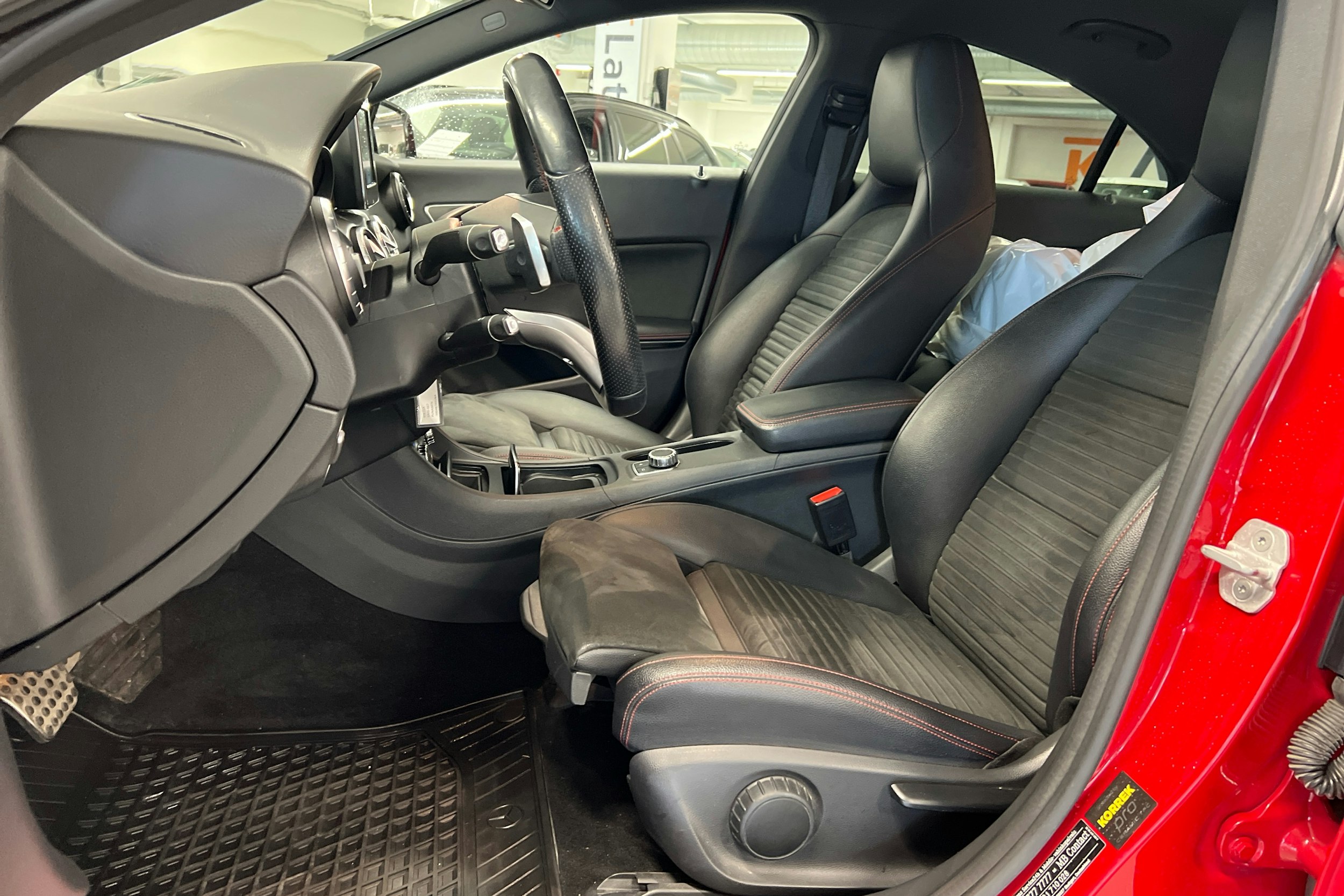 Punainen Mercedes-Benz CLA 2017 kuva 6.