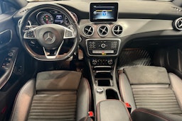 Punainen Mercedes-Benz CLA 2017 kuva 7.